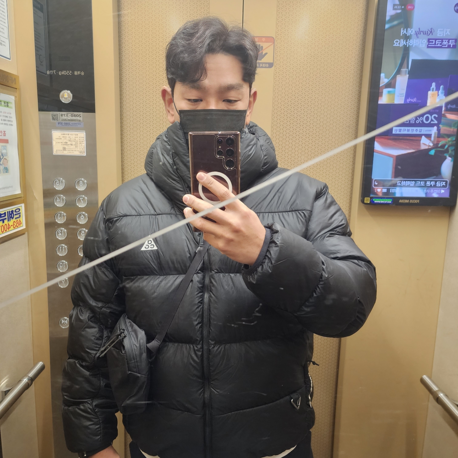 나이키 ACG 써마핏 ADV 루나 레이크 퍼퍼 자켓 블랙 - 아시아, 아크테릭스 헬리아드 6 크로스바디백 블랙 착용 스타일