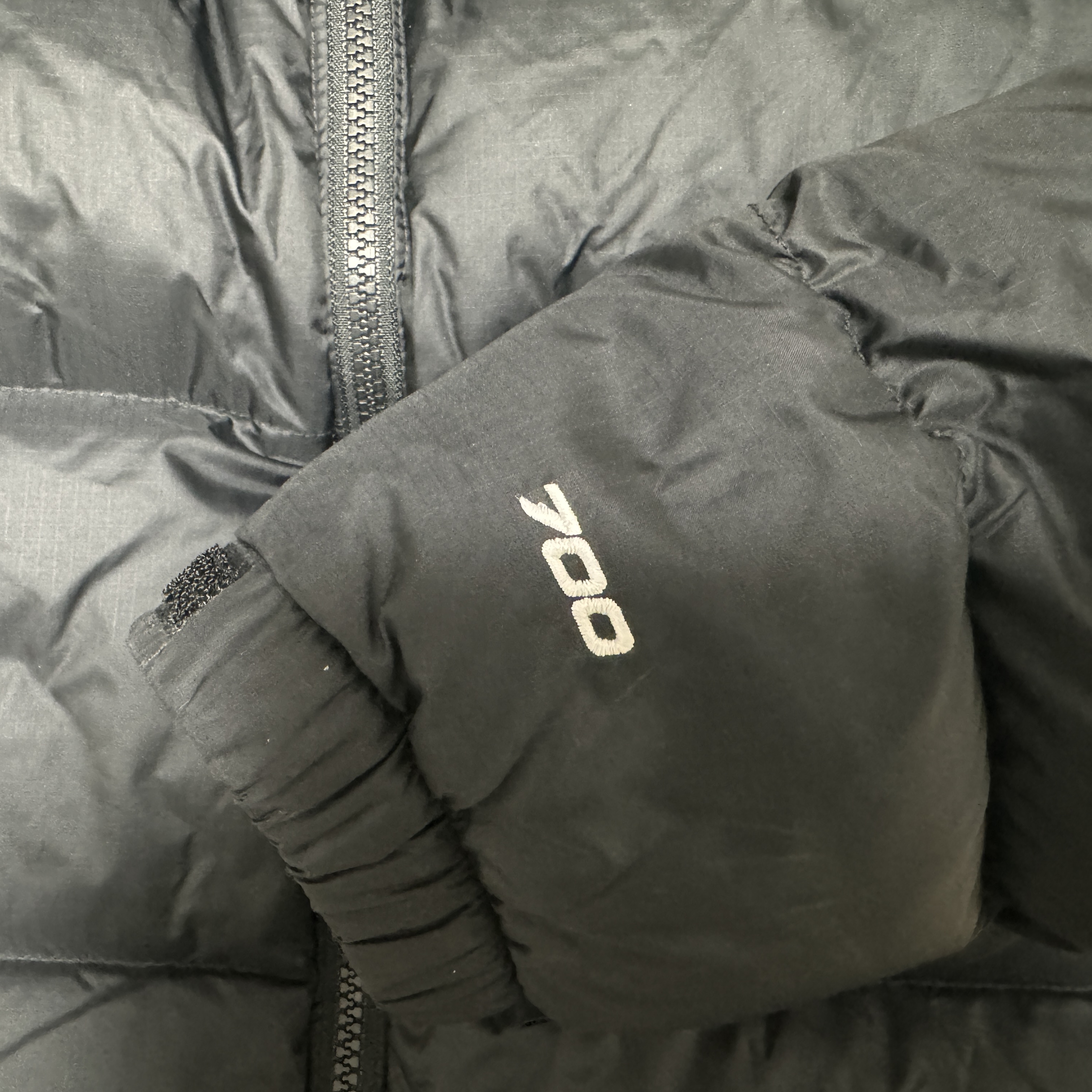 (W) The North Face 1996 Retro Nuptse Jacket Recycled TNF Black 착용 스타일 - 2