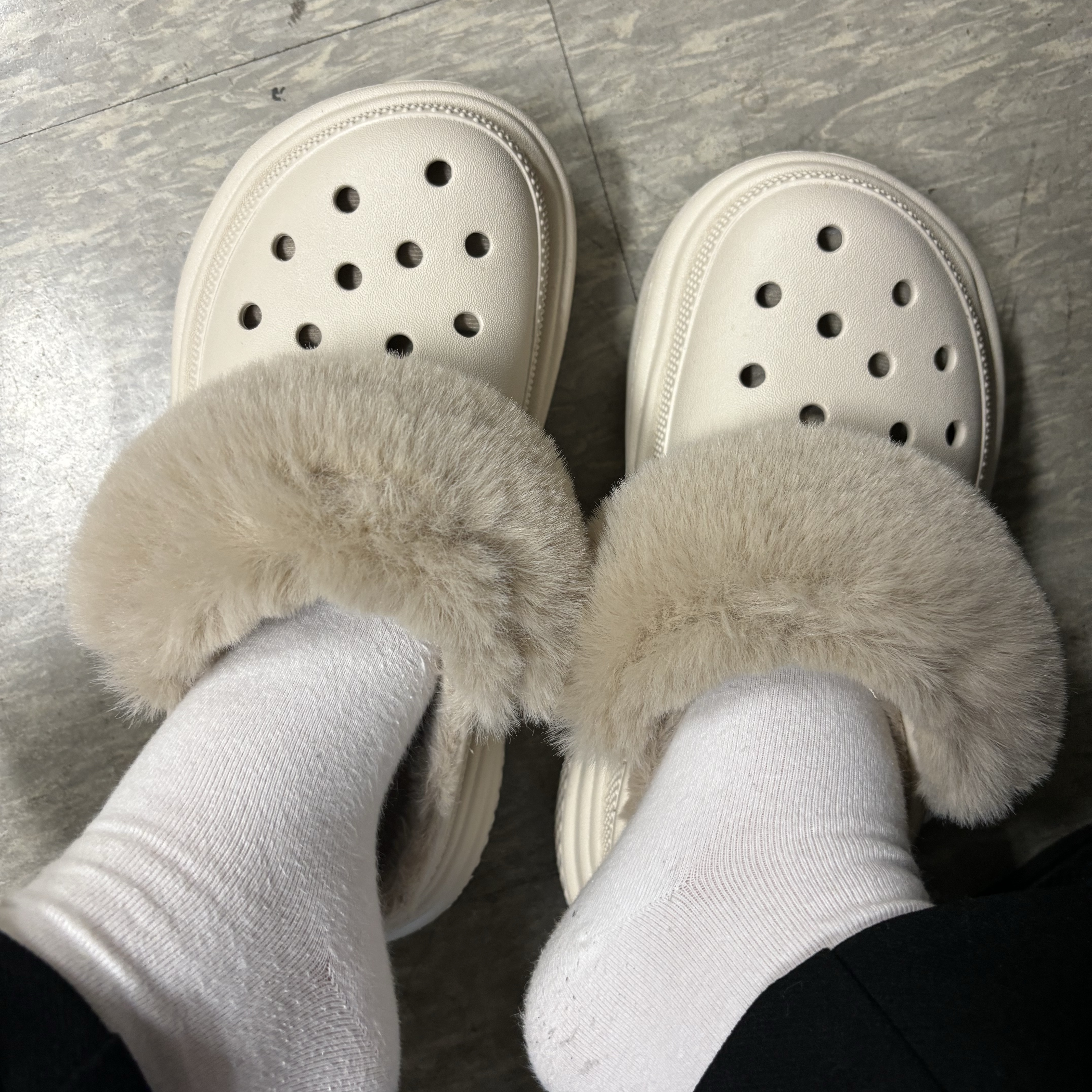 Crocs Stomp Lined Clog Stucco 착용 스타일