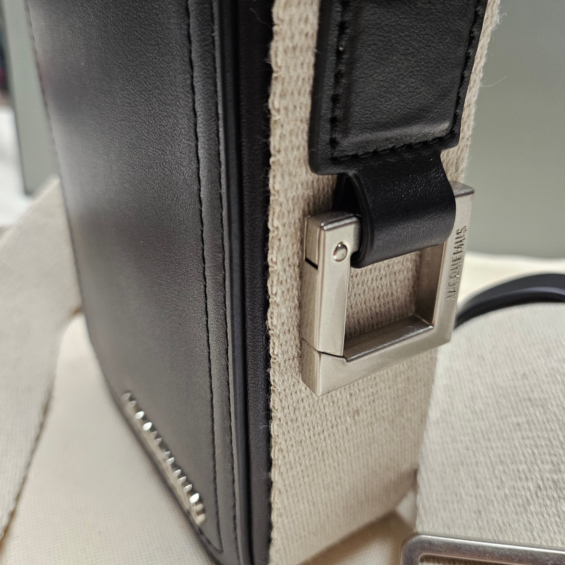 Jacquemus Le Cuerda Vertical Grosgrain Crossbody Bag Black 착용 스타일 - 5