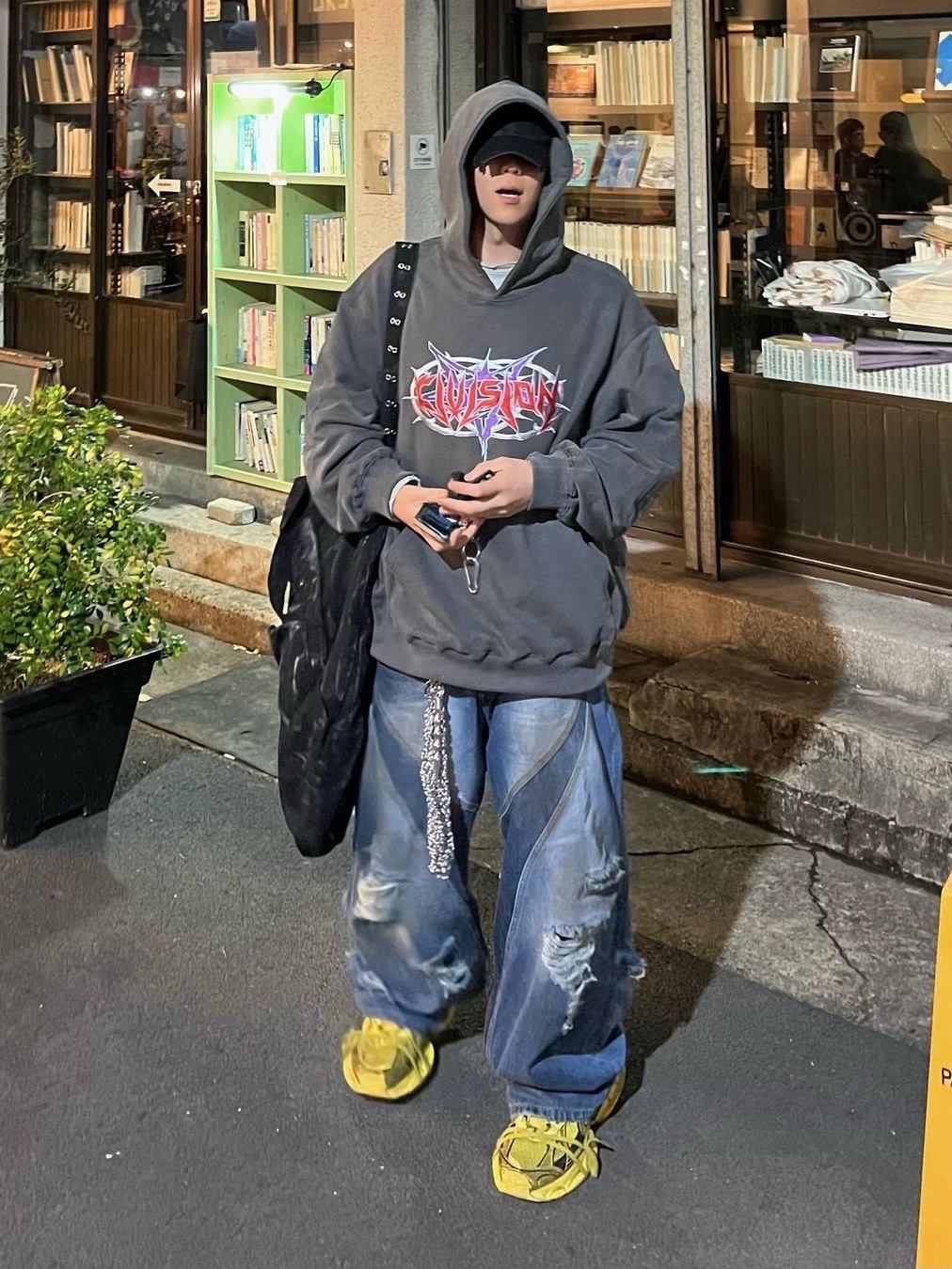 Civision by CSC Vision Distressed Denim Pants Washed Blue, Civision by CSC Death Core Hoodie Charcoal 착용 스타일 - 2