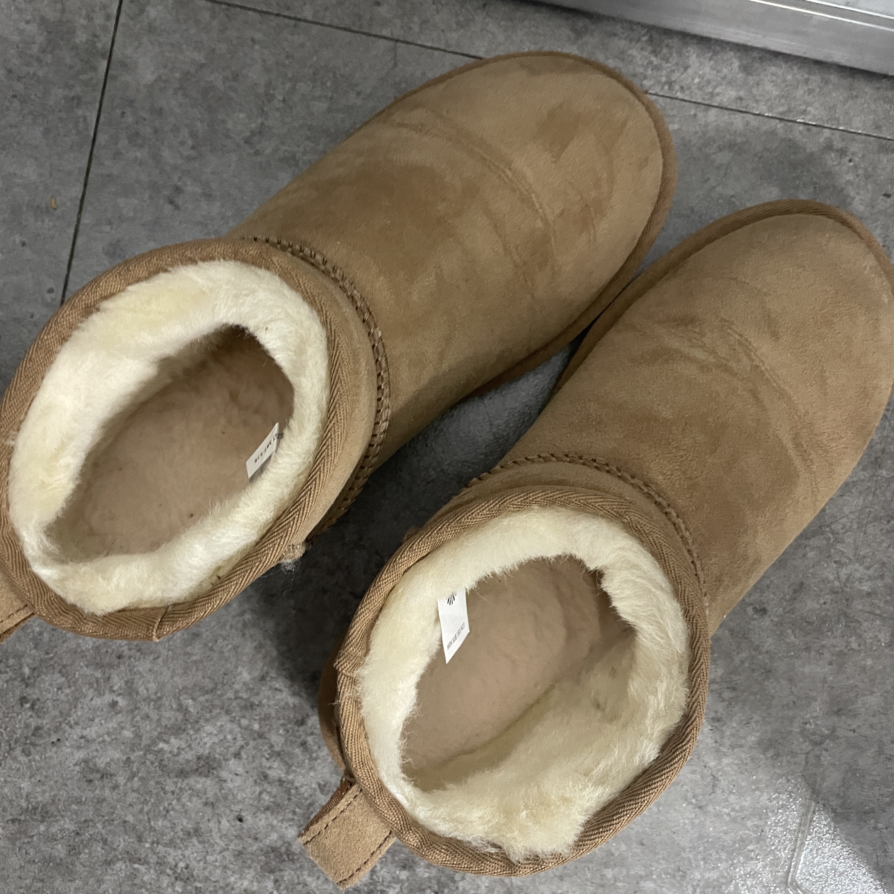 (W) UGG Classic Ultra Mini Boots Chestnut 착용 스타일 - 1