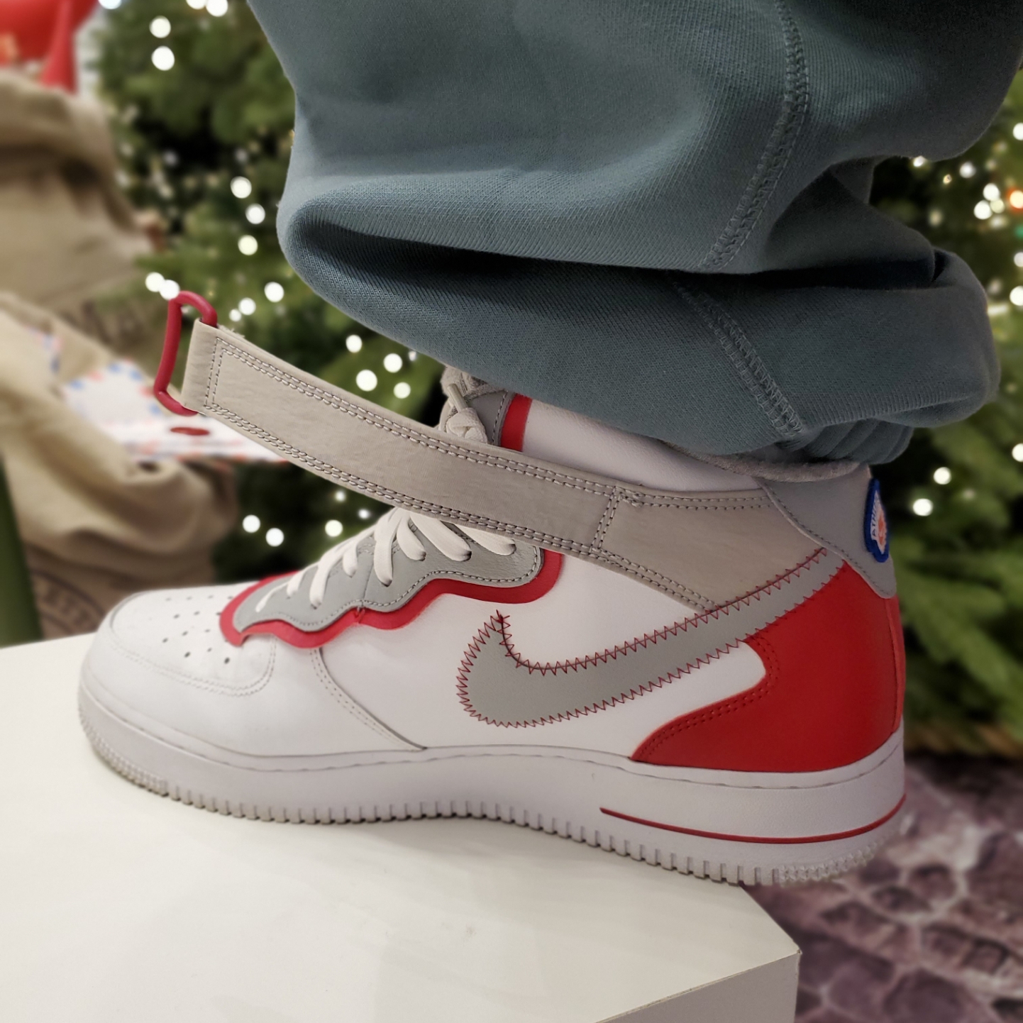 (W) Nike NRG Solo Swoosh Fleece Pants Hasta - US/EU, Nike Air Force 1 Mid '07 LV8 Athletic Club White Gym Red 착용 스타일 - 1