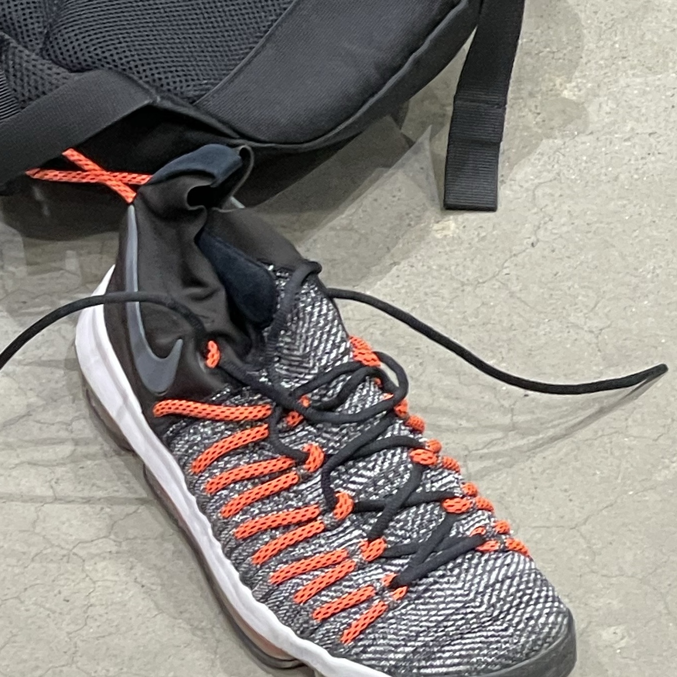 Nike KD 9 Elite Dark Grey Hyper Orange 착용 스타일