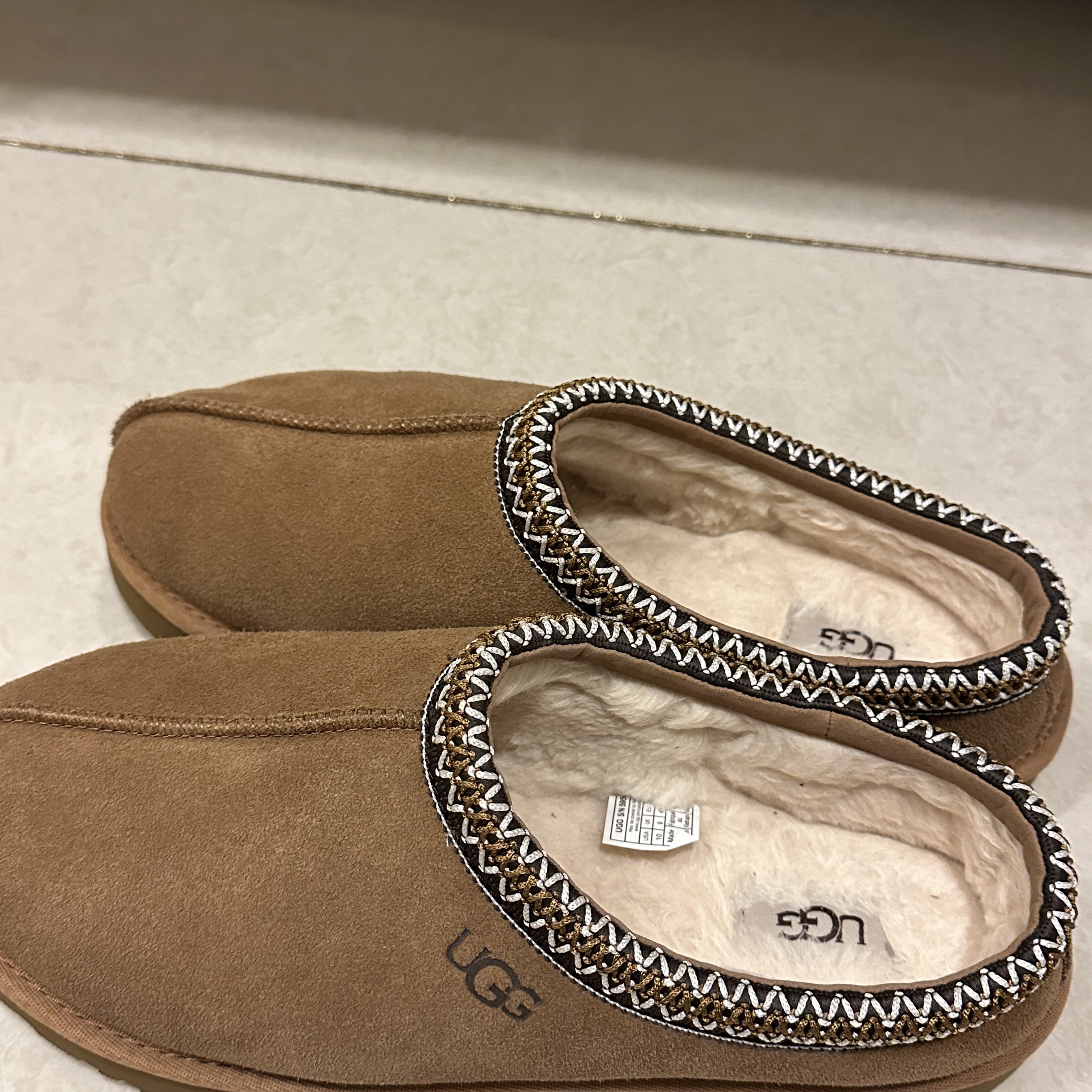 UGG Tasman Slipper Chestnut 착용 스타일