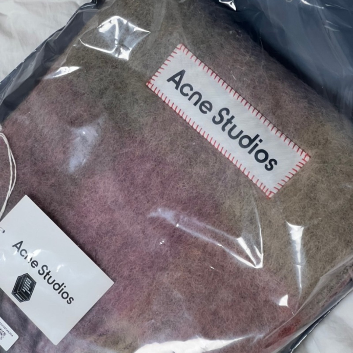 Acne Studios Mohair Check Muffler Fuchsia Lilac Pink 착용 스타일
