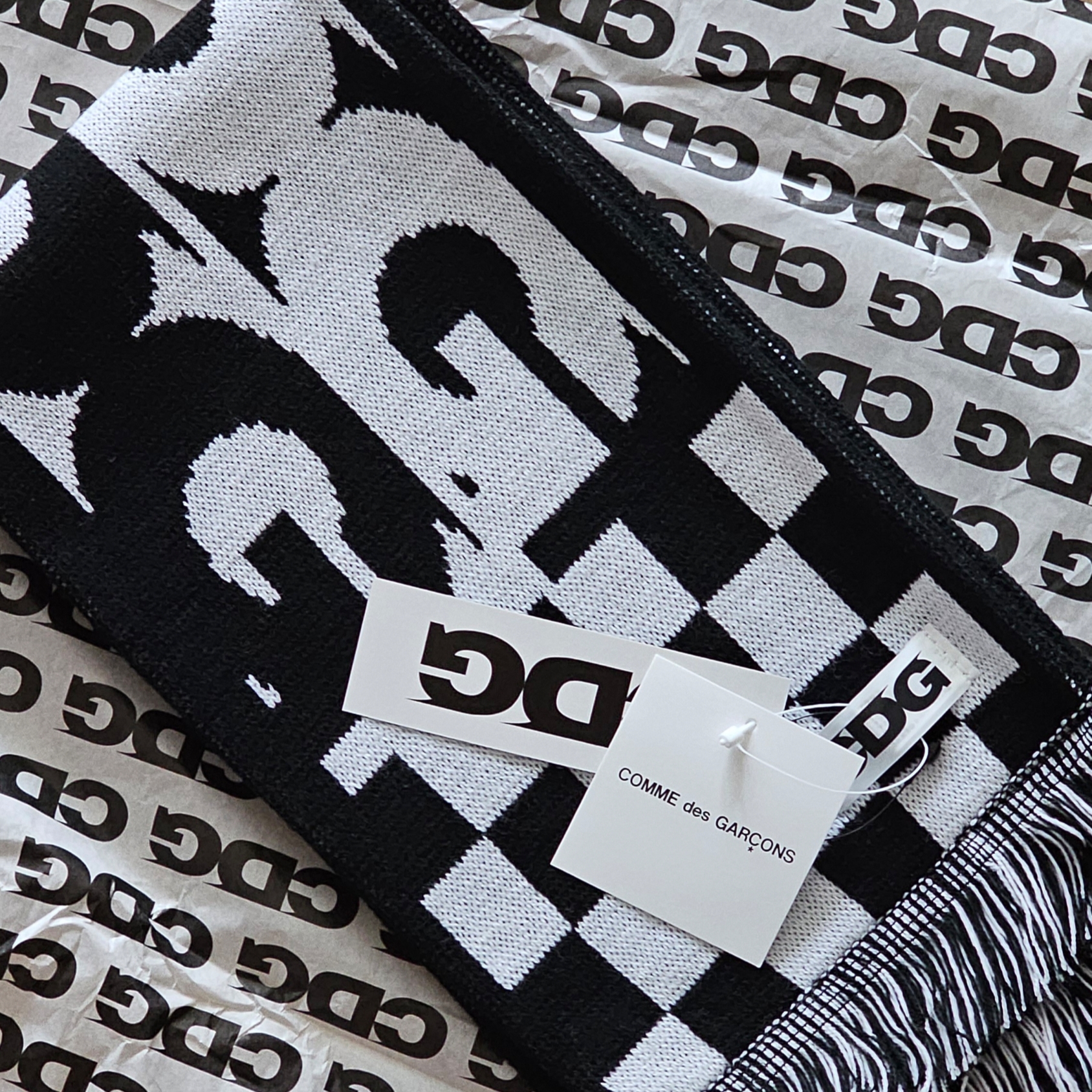 CDG Logo Check Muffler White Black 착용 스타일