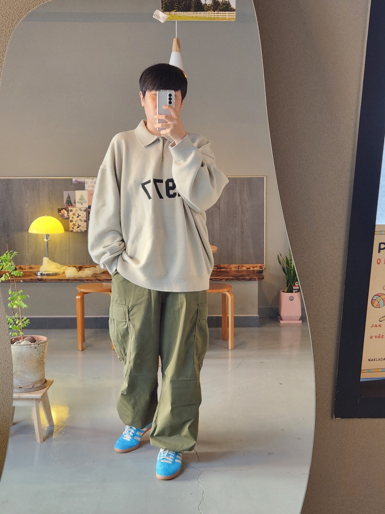 에센셜 1977 니트 롱슬리브 폴로 위트 - 22SS, 아디다스 x 스포티 앤 리치 삼바 블루 러쉬 크림 화이트 착용 스타일