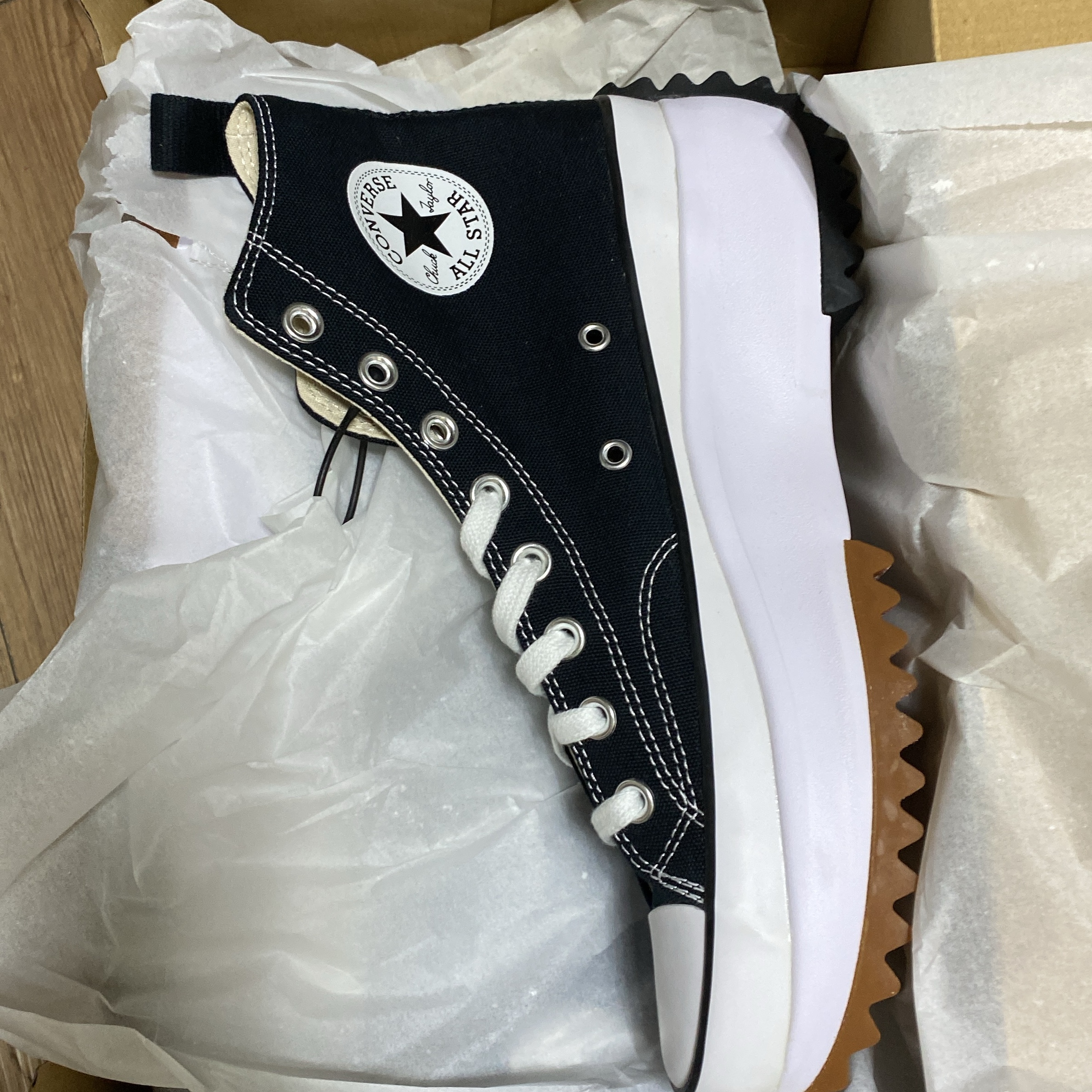 Converse Run Star Hike Hi Black White Gum 착용 스타일