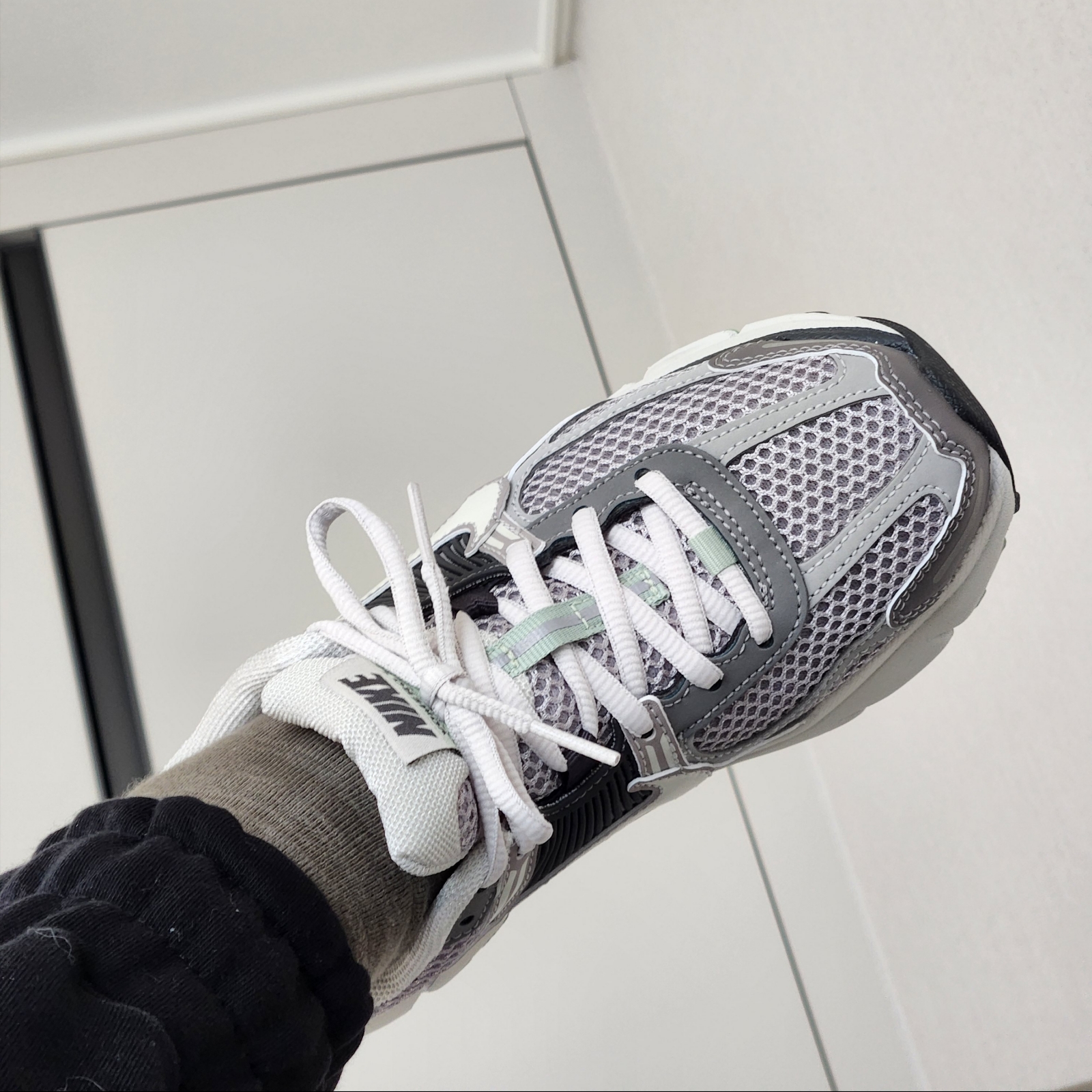 (W) Nike Zoom Vomero 5 Cobblestone and Flat Pewter 착용 스타일 - 2