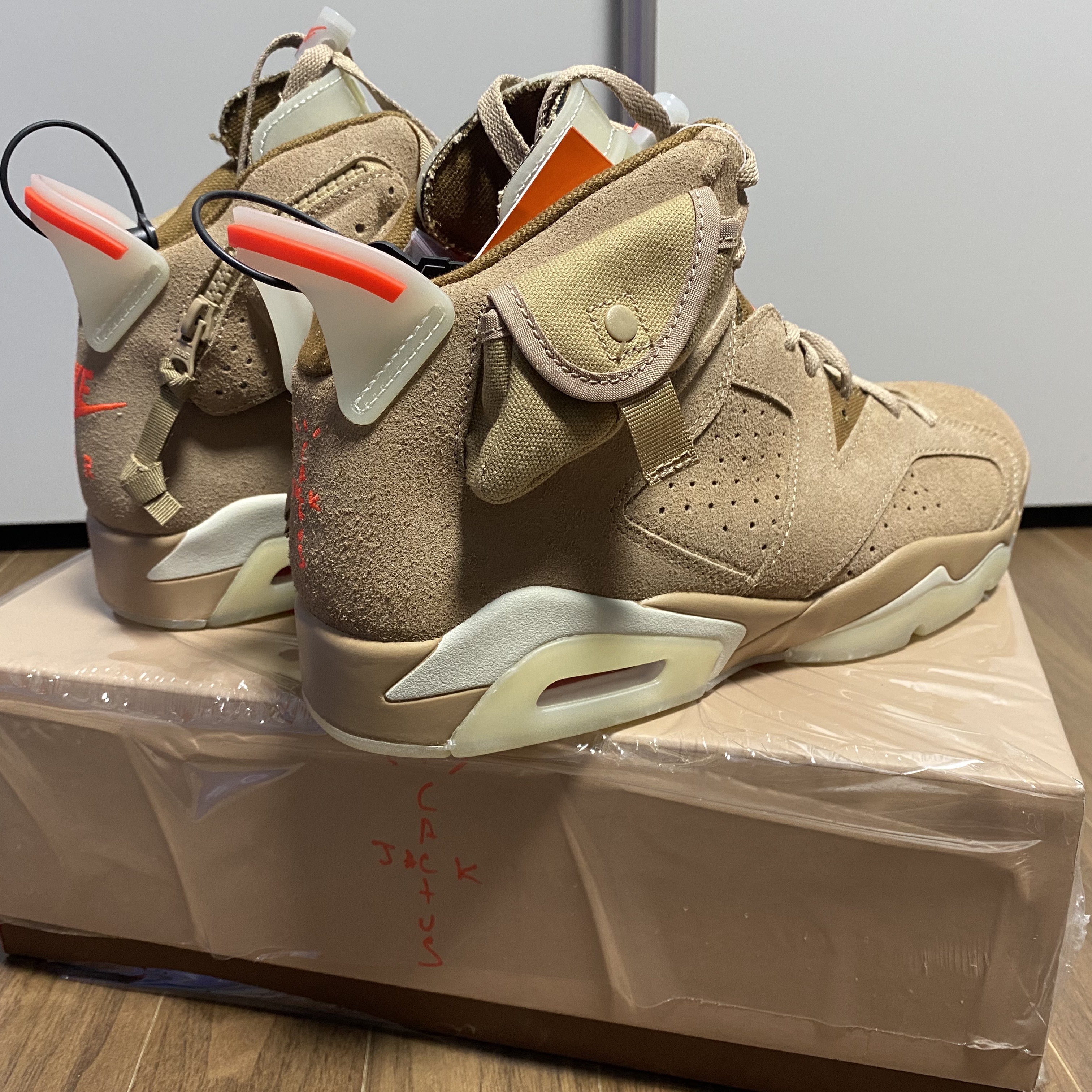 Jordan 6 x Travis Scott Retro SP British Khaki 착용 스타일