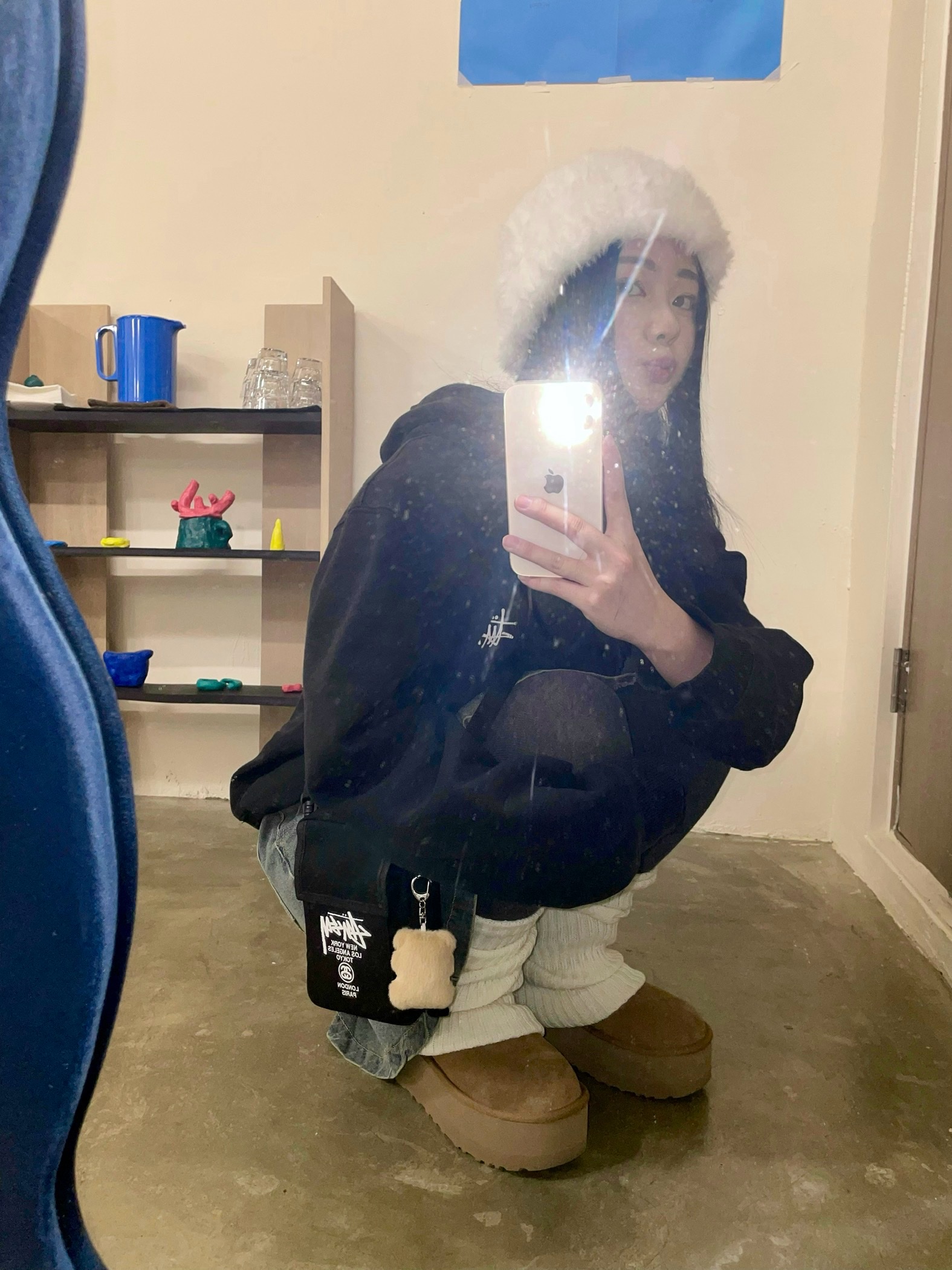 (W) UGG Classic Mini Platform Boots Chestnut, Stussy Basic Stussy Pigment Dyed Hoodie Black 착용 스타일 - 1