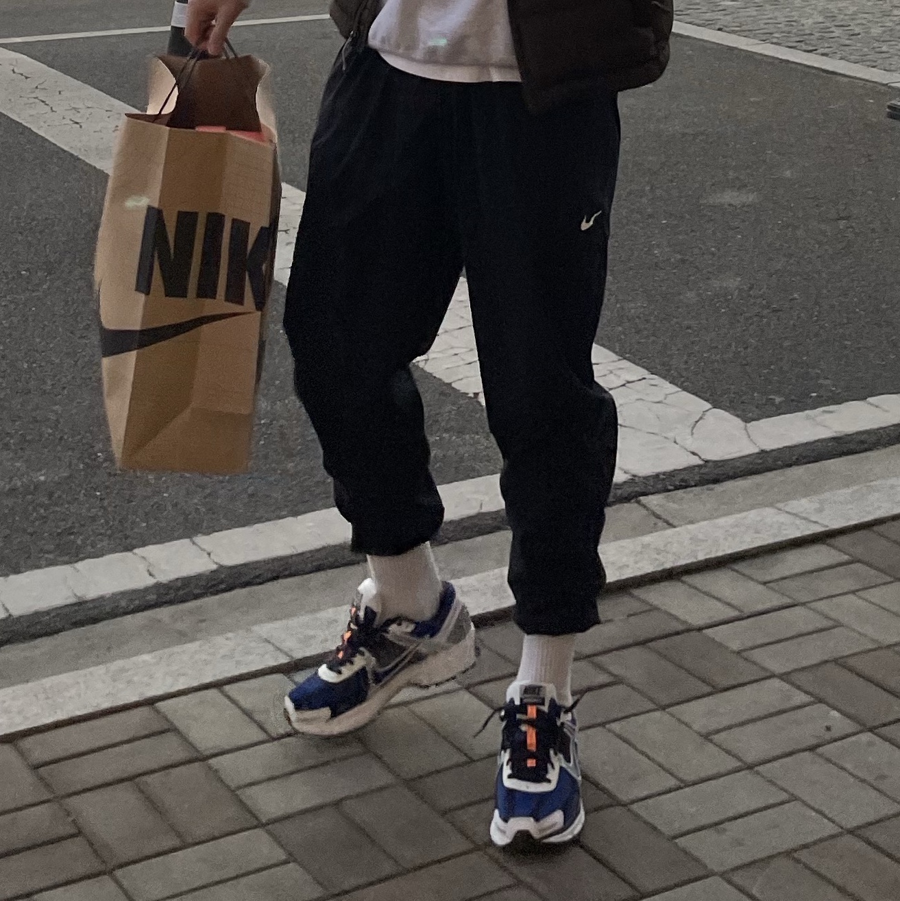 Nike Zoom Vomero 5 White Racer Blue Black 착용 스타일