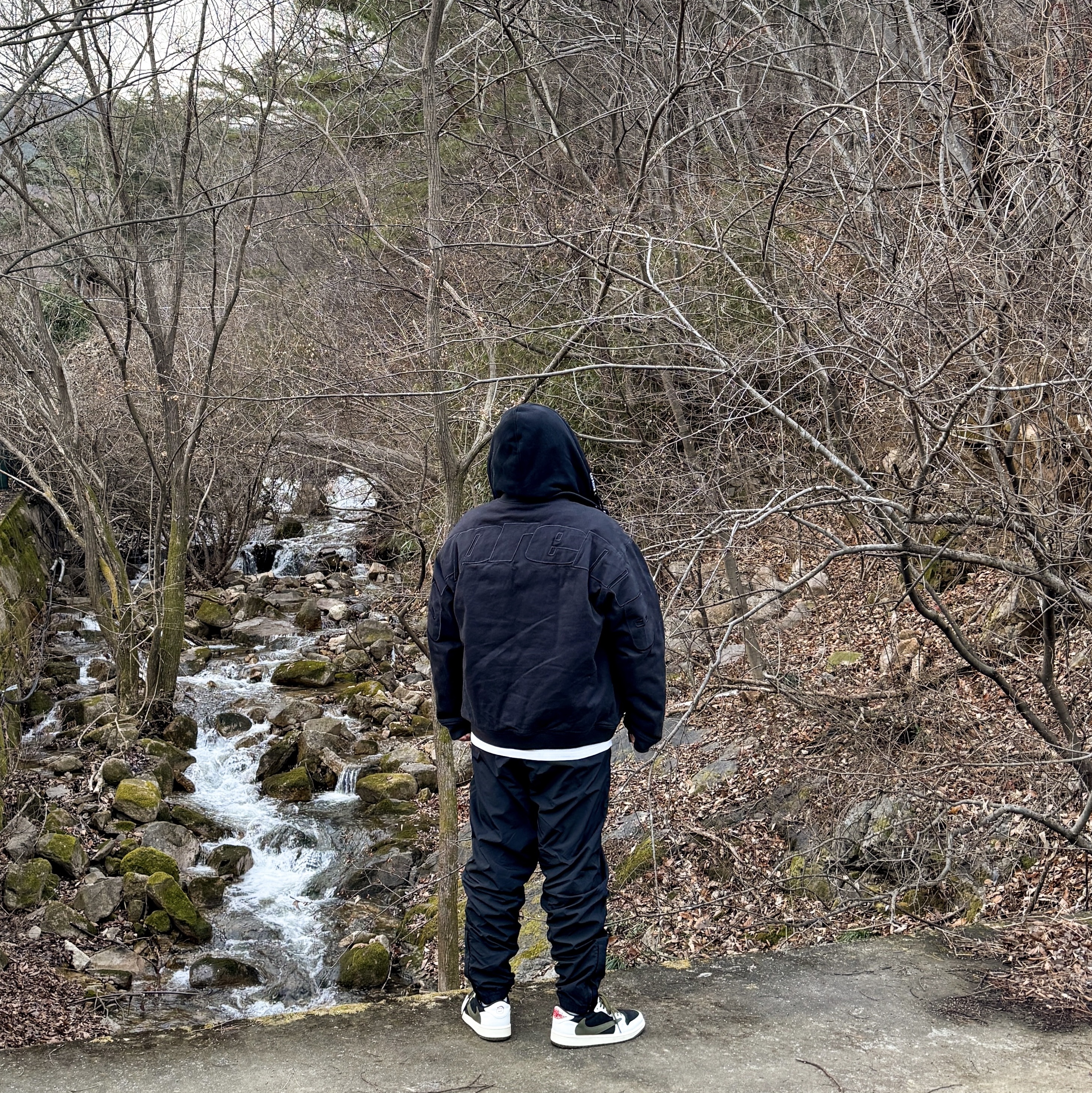 (W) Jordan 1 x Travis Scott Retro Low OG SP Medium Olive, Supreme Hooded Twill Varsity Jacket Black - 22SS 착용 스타일