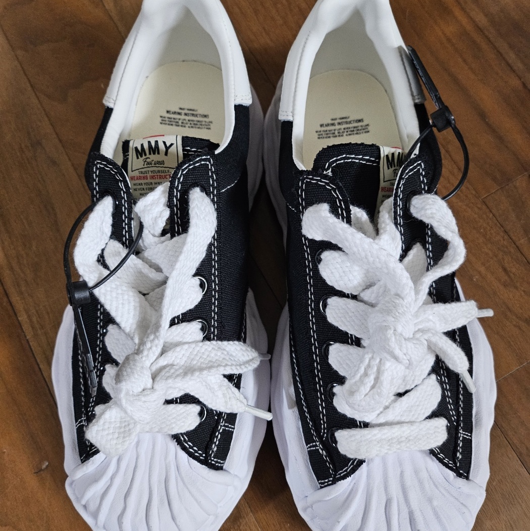 Maison Mihara Yasuhiro Blakey OG Sole Canvas Low-top Sneakers Black White 착용 스타일 - 2