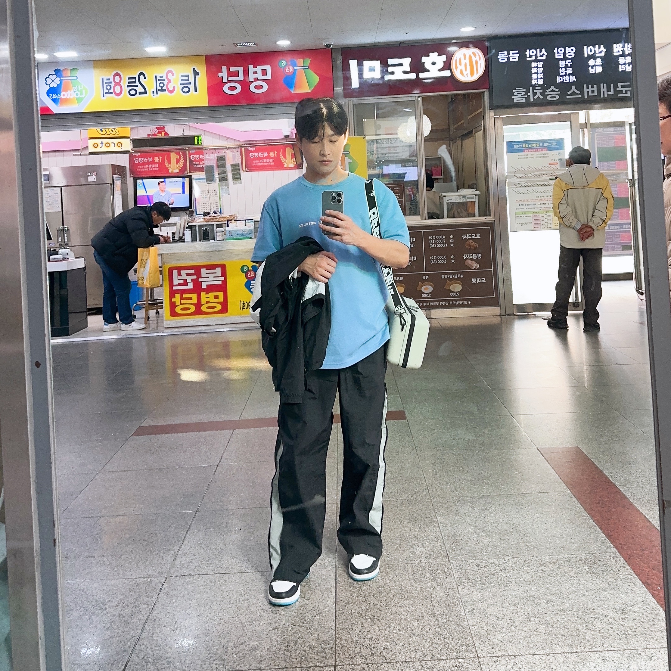 IAB Studio x Netflix SS T-Shirt Blue, Jordan 1 Retro Low OG Black and Dark Powder Blue 착용 스타일