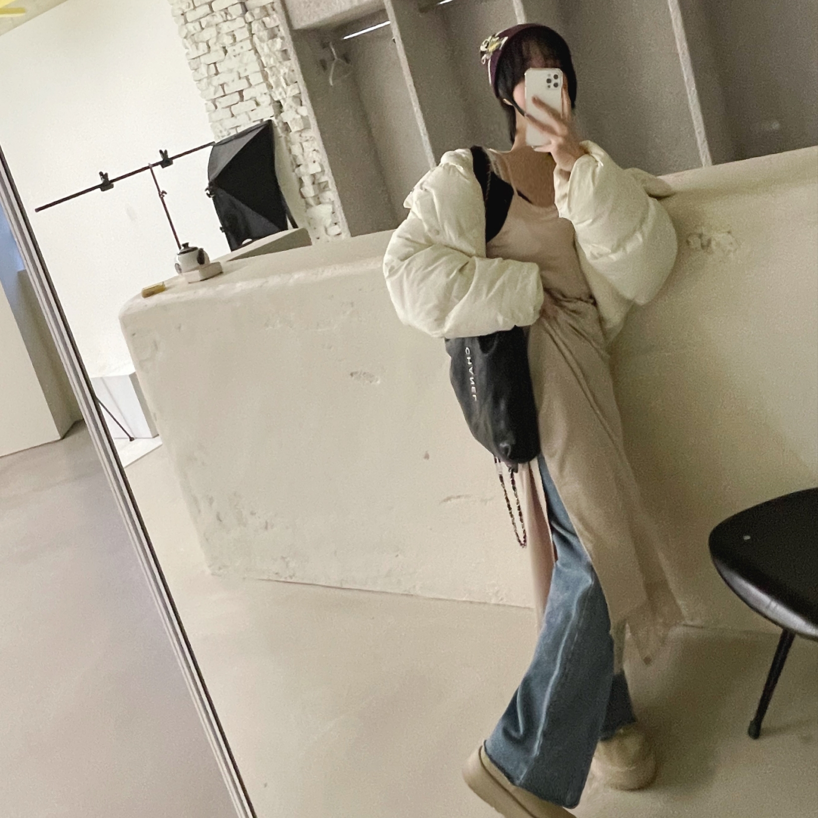 미우 미우 원더 마테라쎄 나파 레더 미니 호보백 세이지 그린, 샤넬 22 백팩 카프스킨 & 실버 메탈 블랙 착용 스타일 - 2