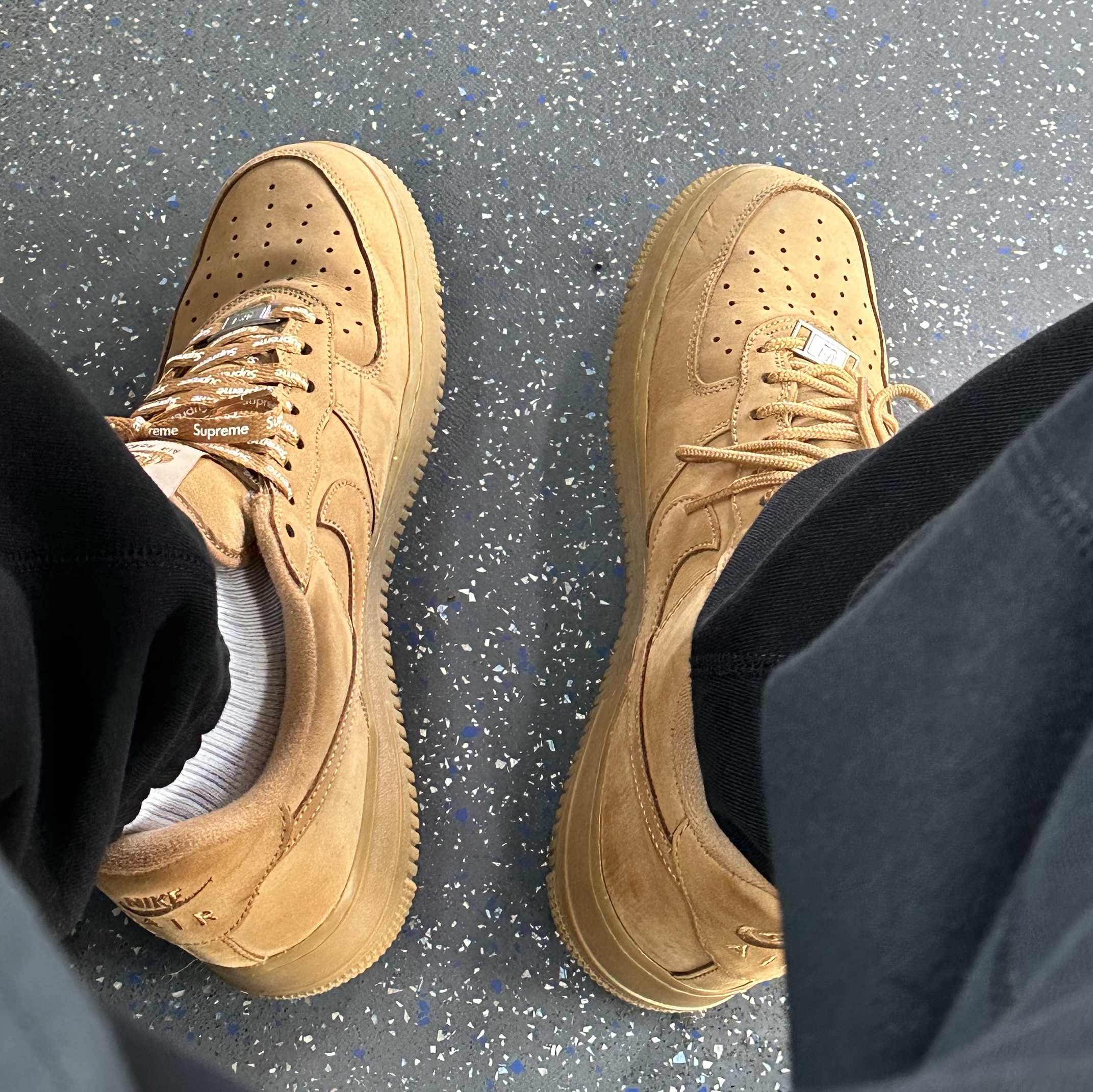 Nike x Supreme Air Force 1 Low Flax 착용 스타일
