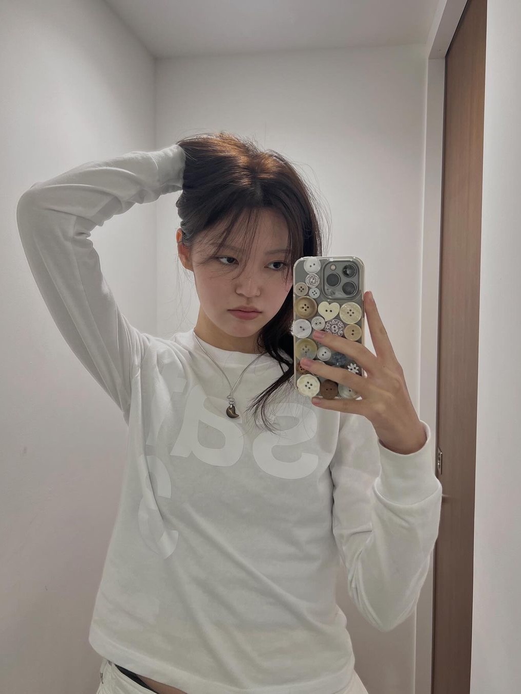[KREAM 단독] Safarispot Women 1/2 Basic Safari LS T-Shirt White, [KREAM 단독] Safarispot Basic Safari LS T-Shirt White 착용 스타일