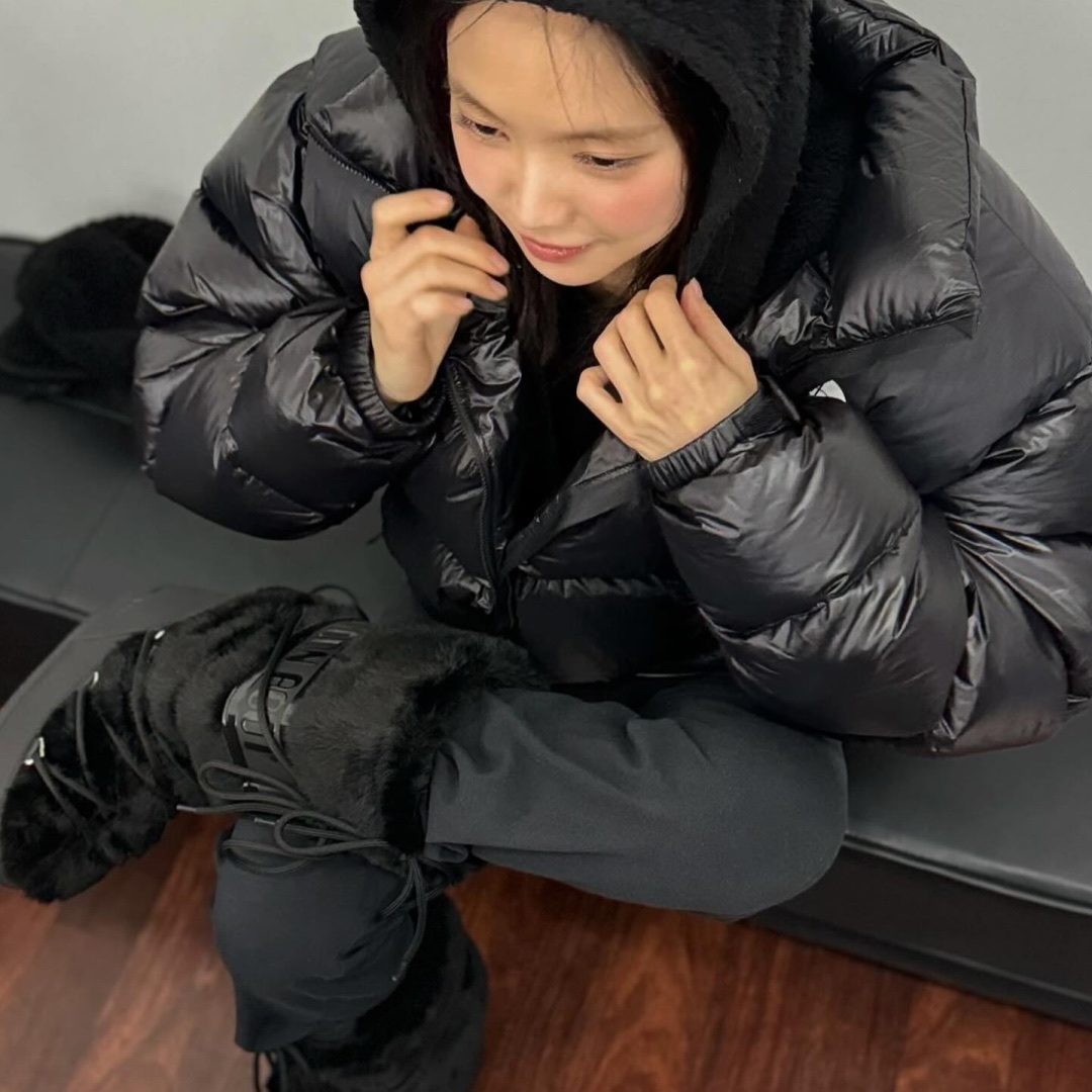 (W) Moon Boot Icon Faux Fur Boots Black 착용 스타일 - 2