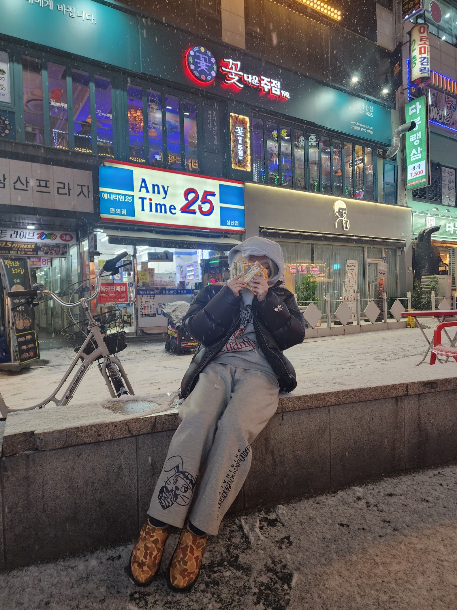 Stussy Down Puffer Parachute Ripstop Charcoal, Adidas Puffylette Magic Beige Core Black 착용 스타일 - 2