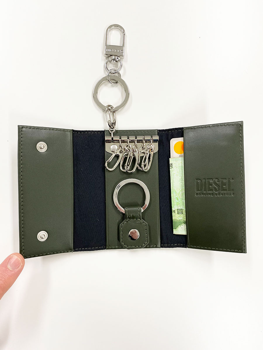 Diesel Leather Key Case Black 착용 스타일