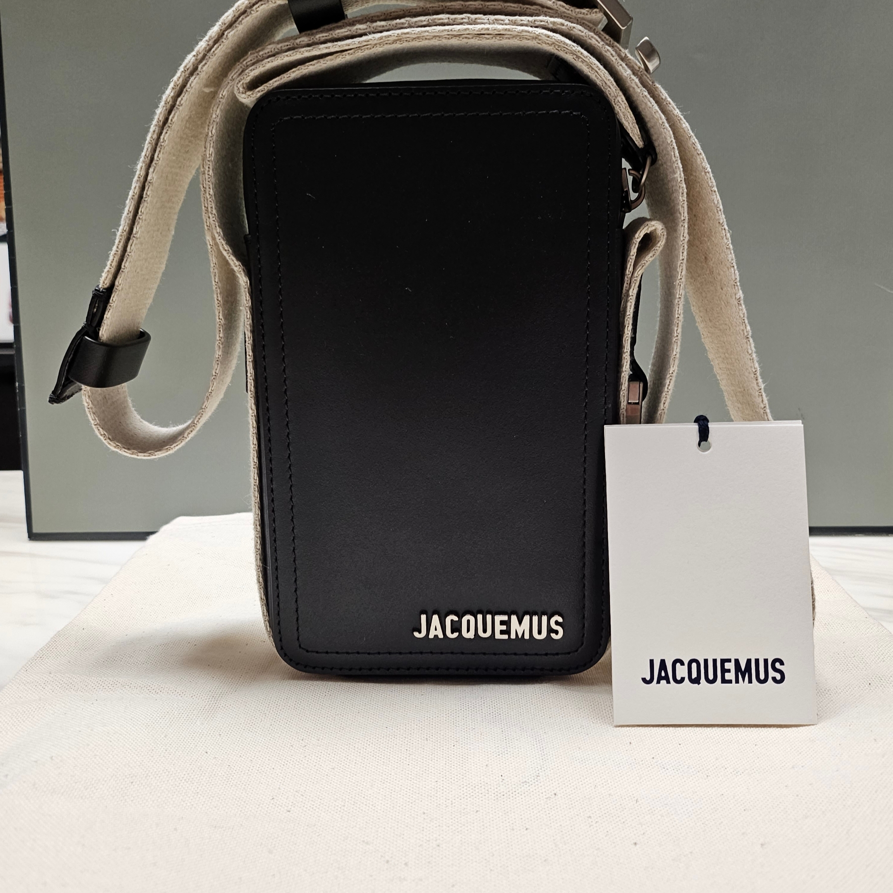 Jacquemus Le Cuerda Vertical Grosgrain Crossbody Bag Black 착용 스타일 - 6