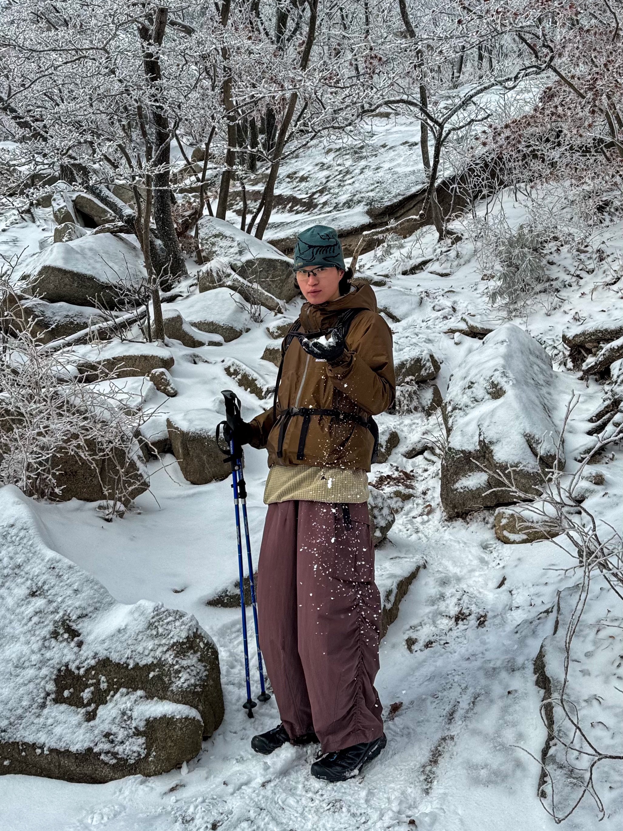 Arc'teryx Bird Head Toque Dark Magic, Salomon XT-6 ADV Black 착용 스타일 - 3