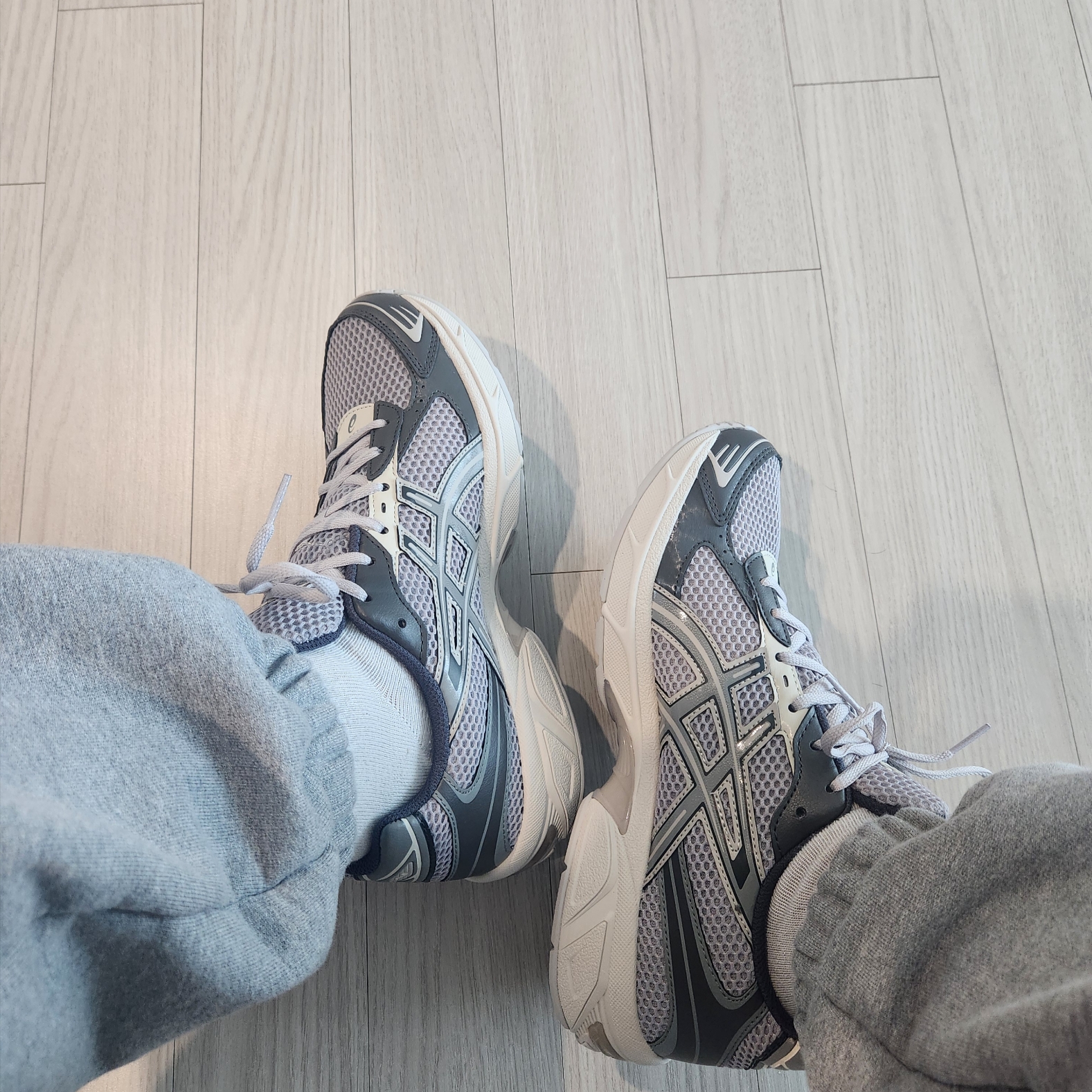 Asics Gel-1130 Oyster Grey Clay Grey 착용 스타일