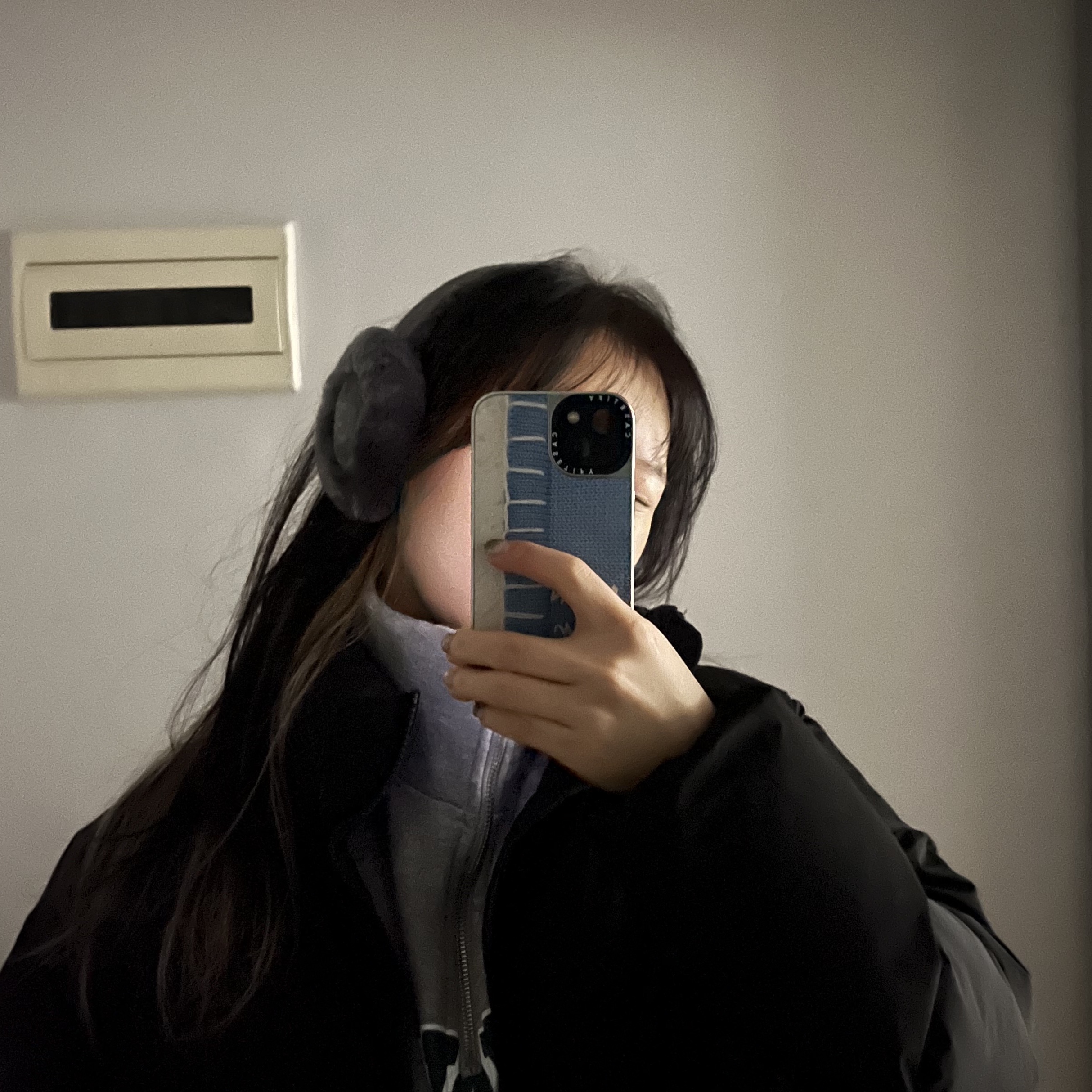(W) UGG Embroidered Logo Earmuff Metal 착용 스타일