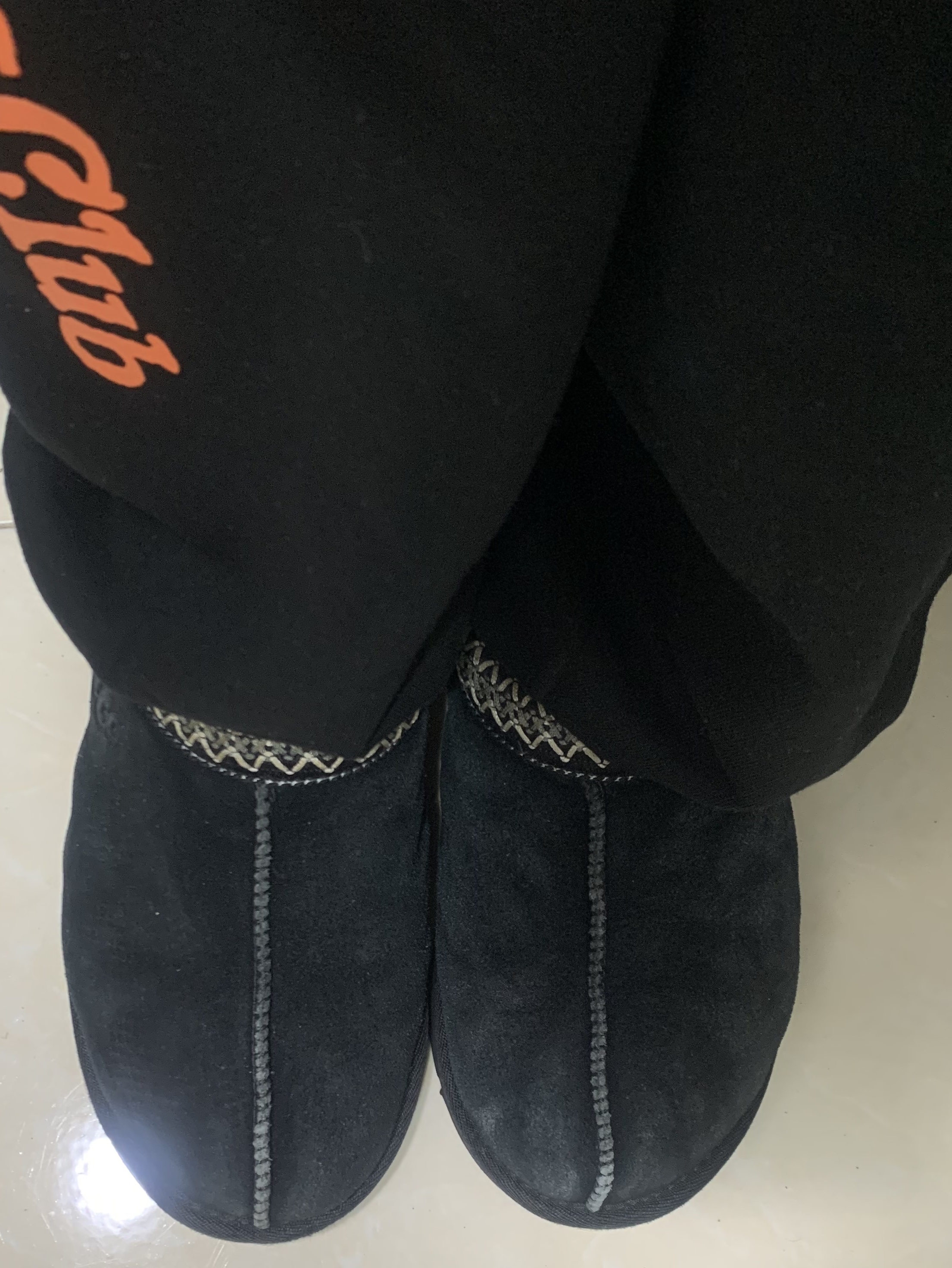 UGG Tasman Black 착용 스타일