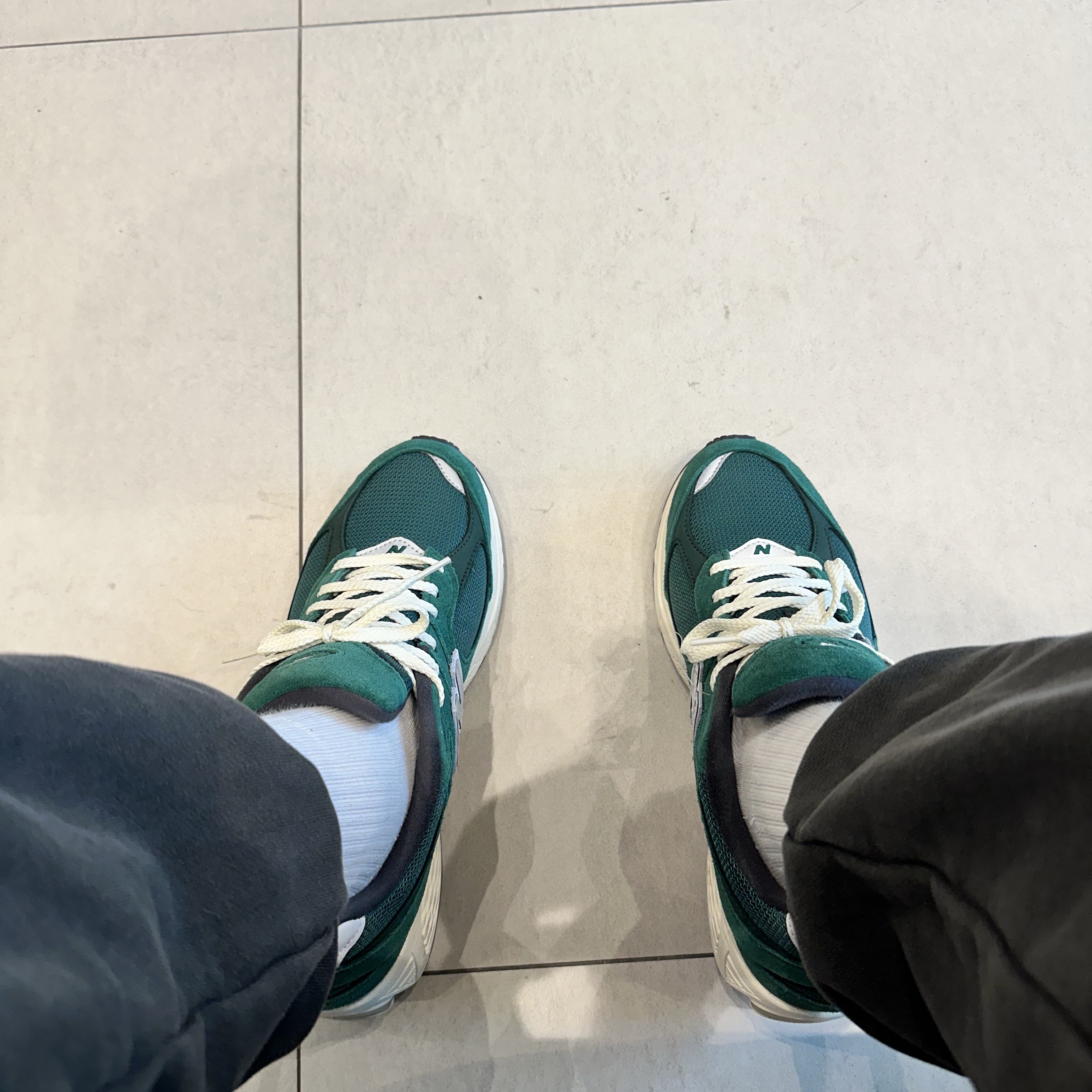 New Balance 2002R Nightwatch Green 착용 스타일