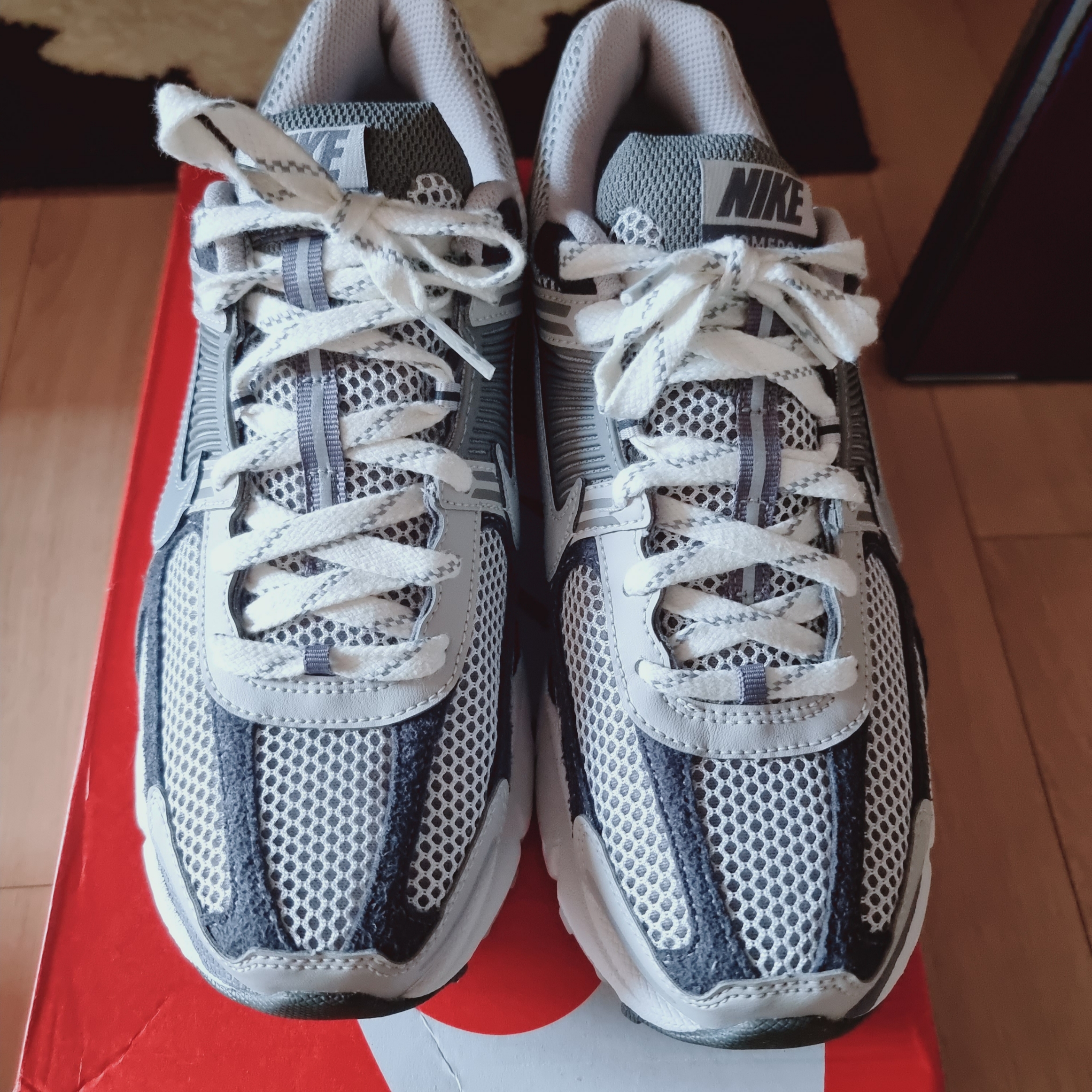 Nike Zoom Vomero 5 PRM Light Iron Ore and Flat Fewter 착용 스타일