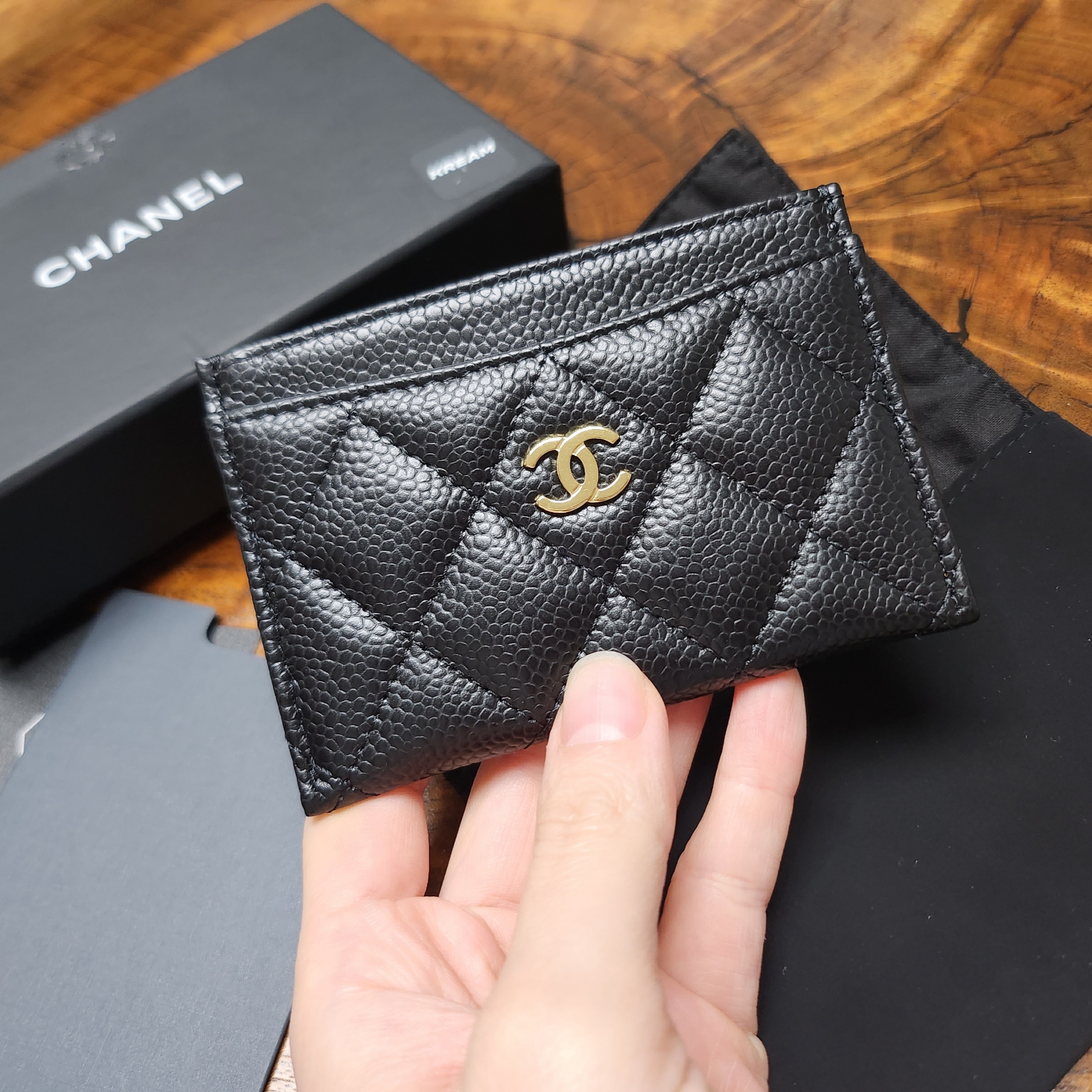 Chanel Classic Card Holder Grained Calfskin & Gold Black 착용 스타일 - 1