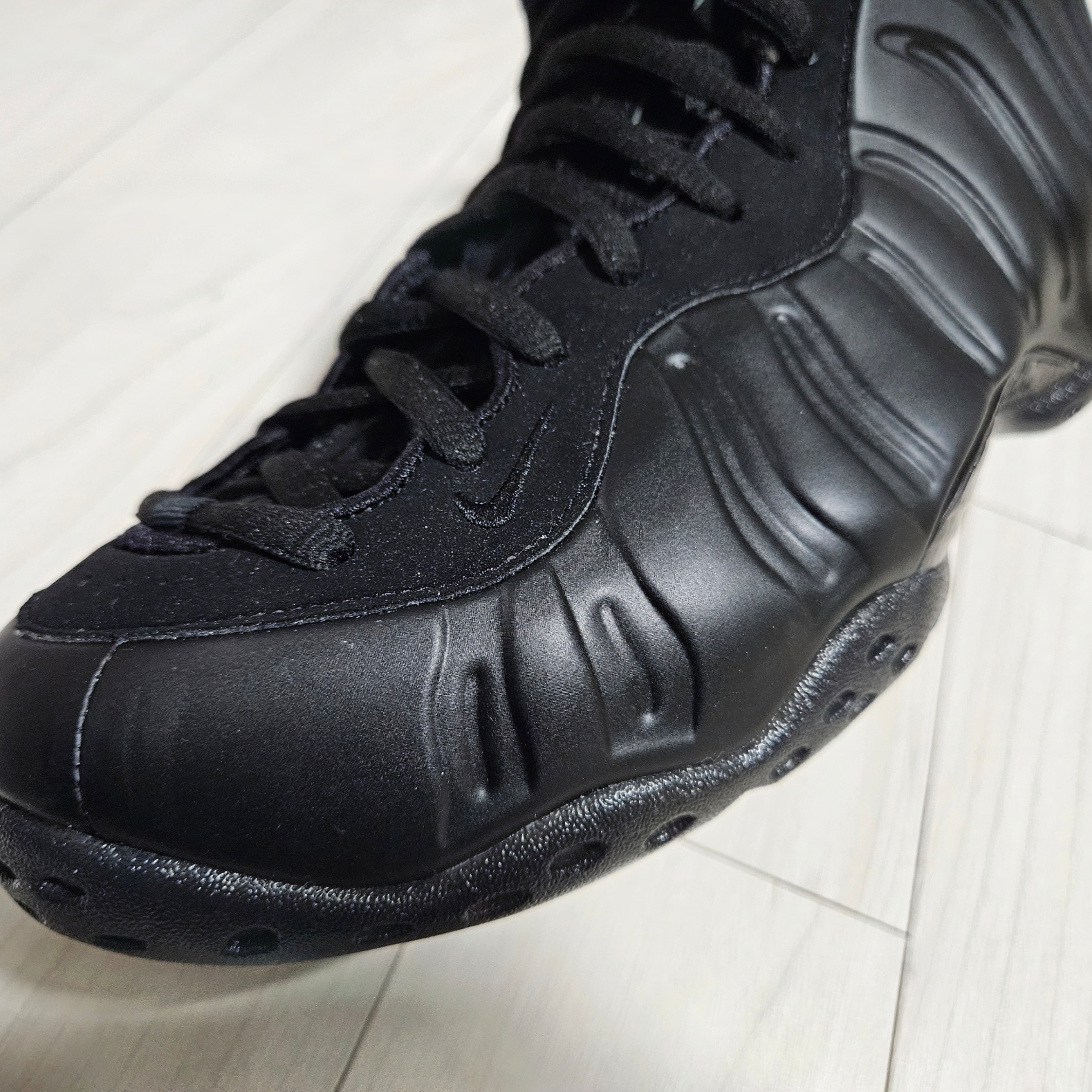 Nike Air Foamposite One Black Anthracite 착용 스타일 - 2