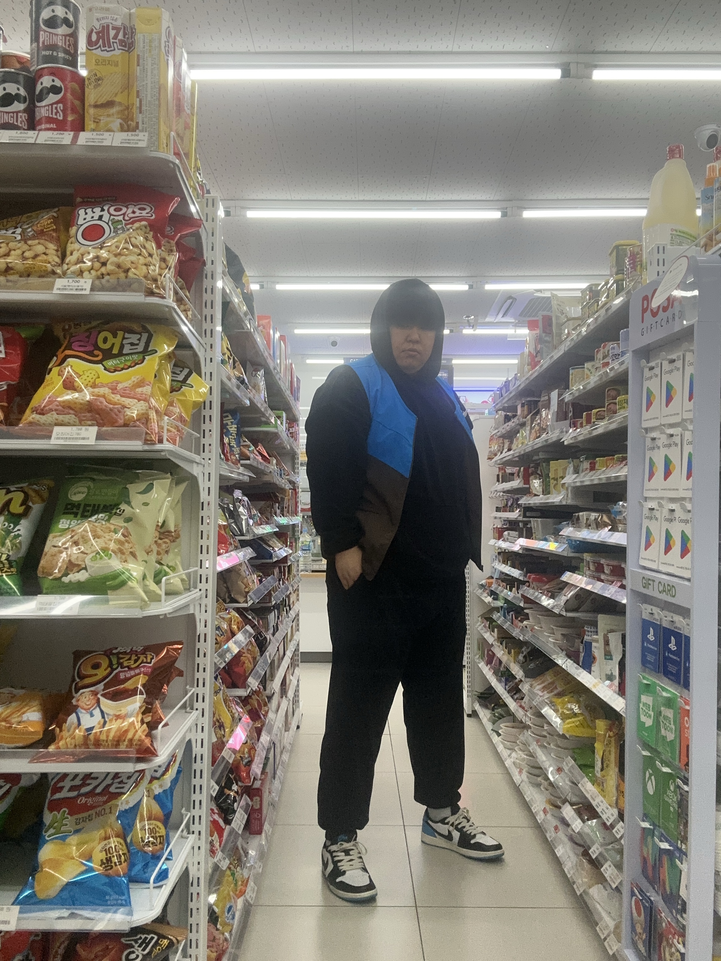 조던 1 레트로 로우 OG 블랙 앤 다크 파우더 블루 착용 스타일