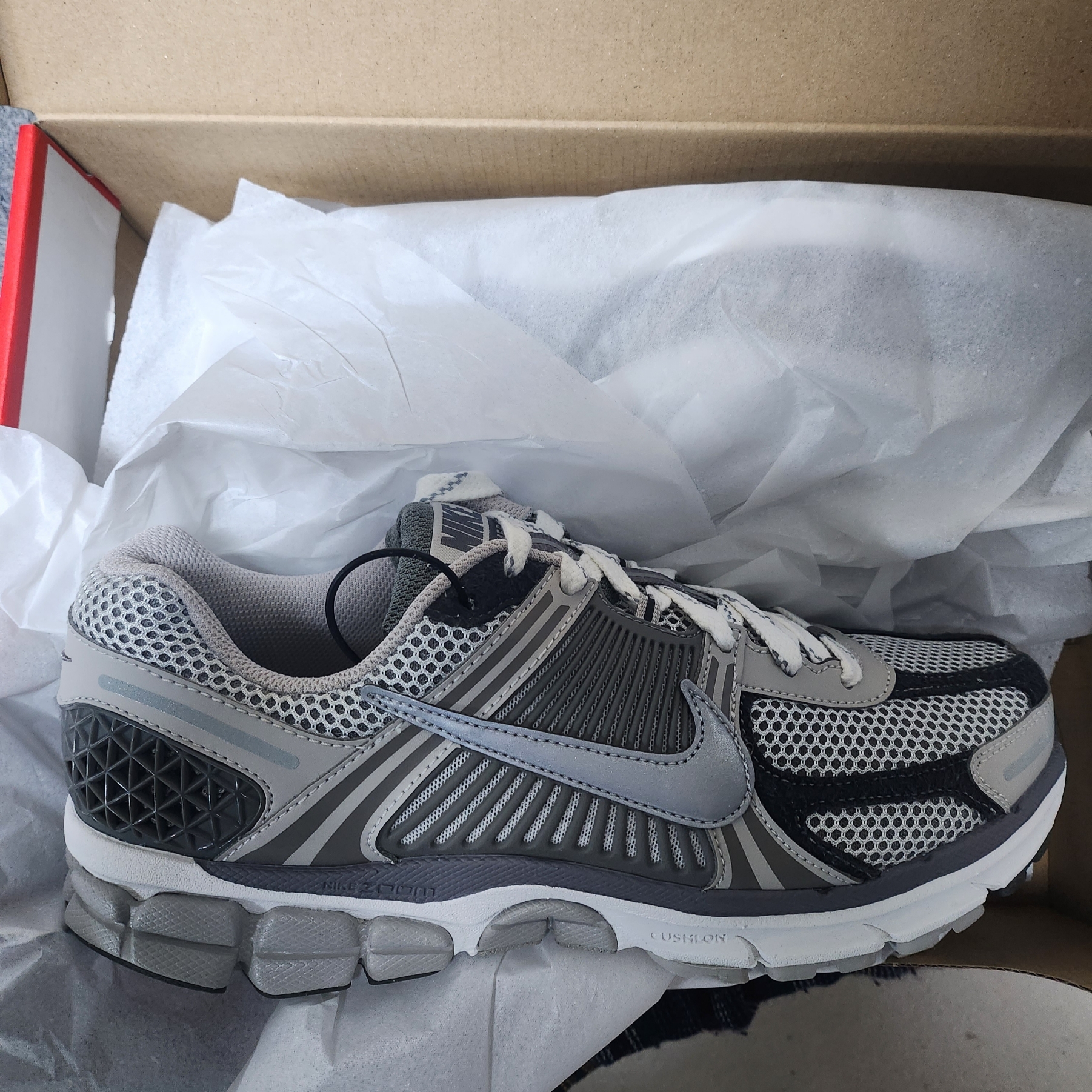 Nike Zoom Vomero 5 PRM Light Iron Ore and Flat Fewter 착용 스타일 - 1