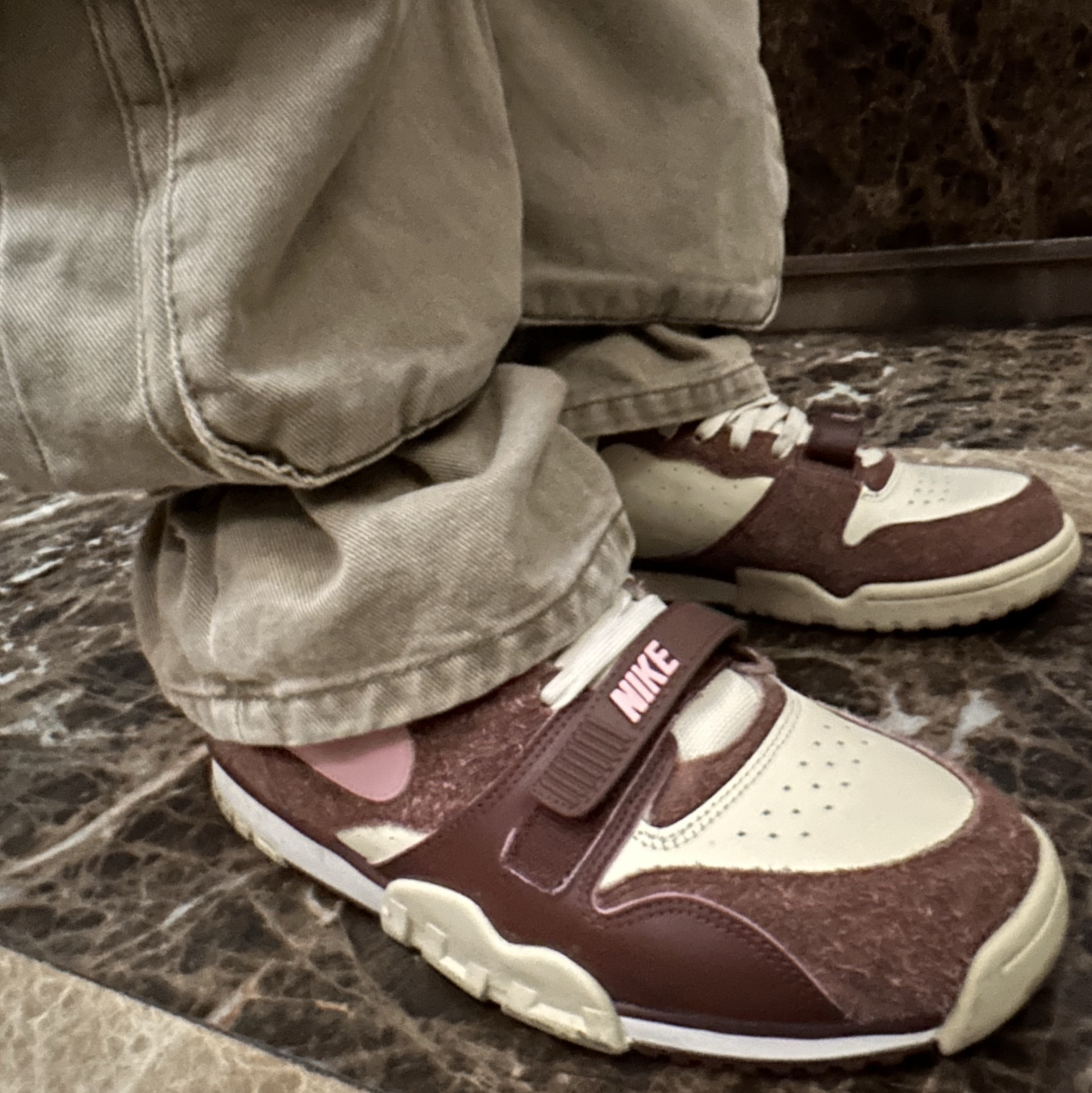 Zara Utility Pocket Pants Light Sand, Nike Air Trainer 1 Soft Pink and Coconut Milk 착용 스타일 - 2
