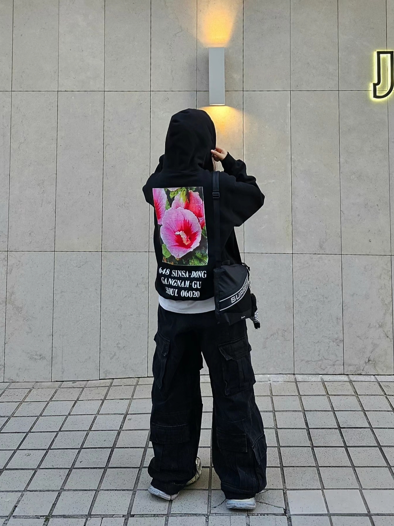 Supreme Seoul Box Logo Hooded Sweatshirt Black - 23FW, Monamhee x 10 Corso Como Bianco Keyring Black 착용 스타일 - 3