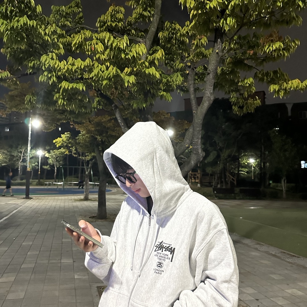 Stussy World Tour Zip Hoodie Ash Heather 2023 착용 스타일 - 1