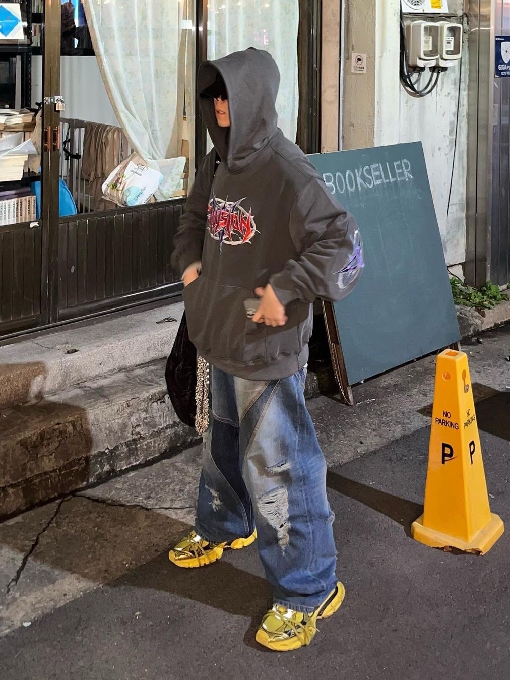 Civision by CSC Vision Distressed Denim Pants Washed Blue, Civision by CSC Death Core Hoodie Charcoal 착용 스타일 - 3