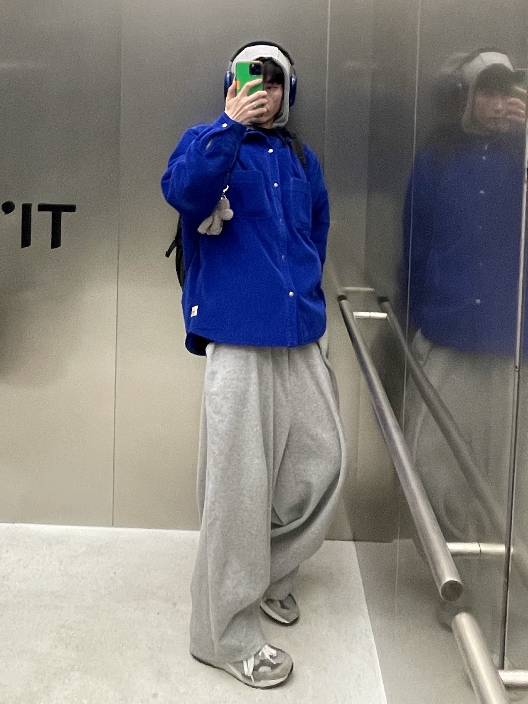 New Balance 992 Made in USA Grey - D Standard, Stussy Cord Quilted Overshirt Royal Blue 착용 스타일 - 1