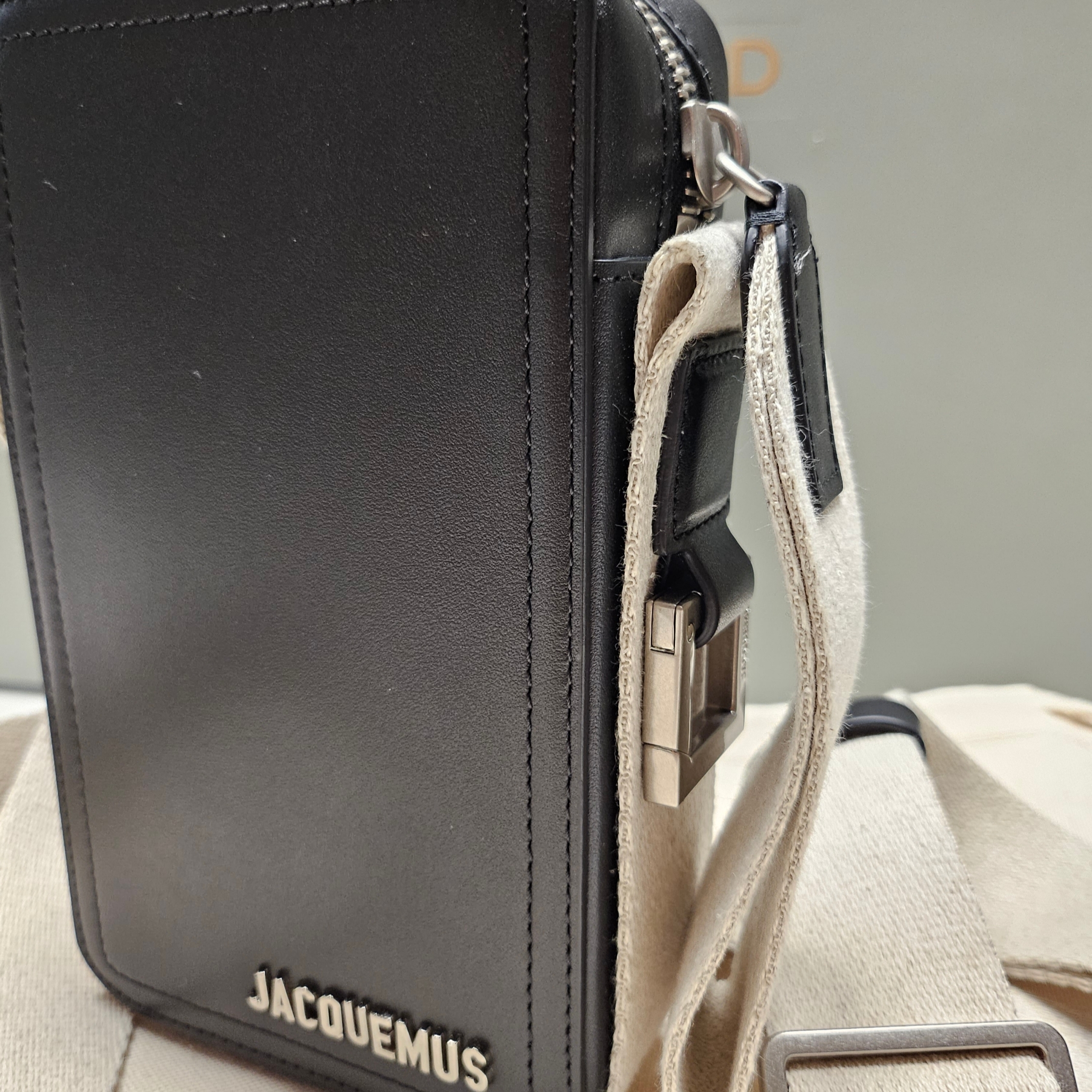 Jacquemus Le Cuerda Vertical Grosgrain Crossbody Bag Black 착용 스타일 - 3