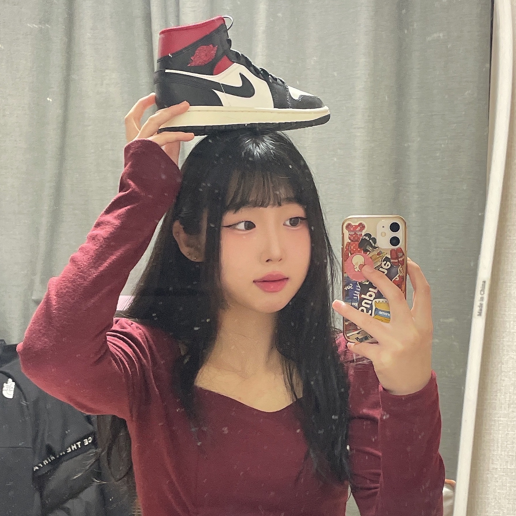 (W) Jordan 1 Mid Black Gym Red 착용 스타일 - 1