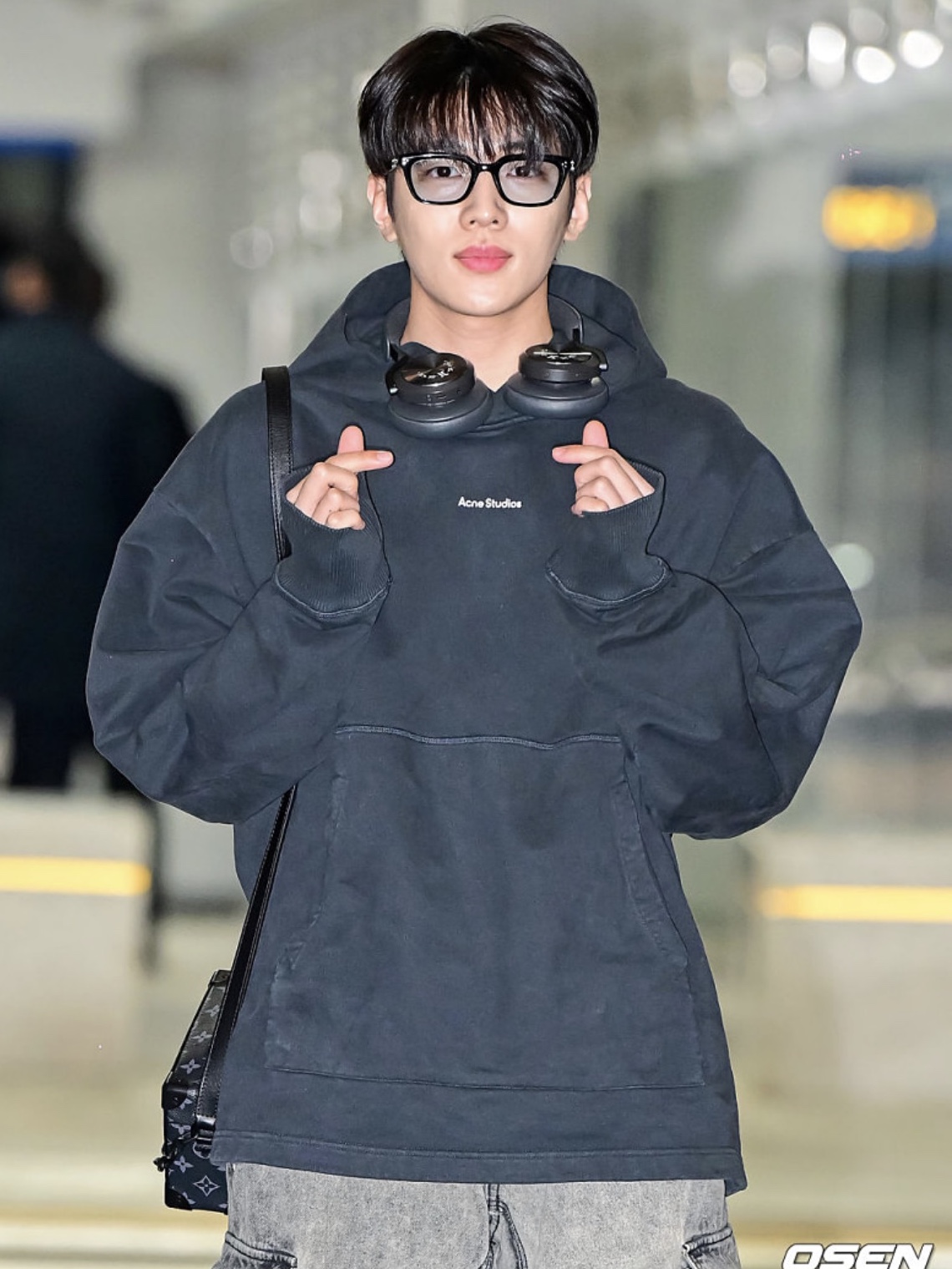 Acne Studios Franklin Hooded Sweatshirt Cedar Green 착용 스타일
