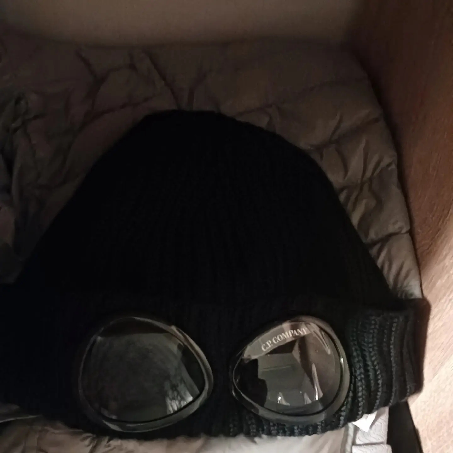 C.P. Company Extra Fine Merino Wool Goggle Beanie Black 착용 스타일 - 1