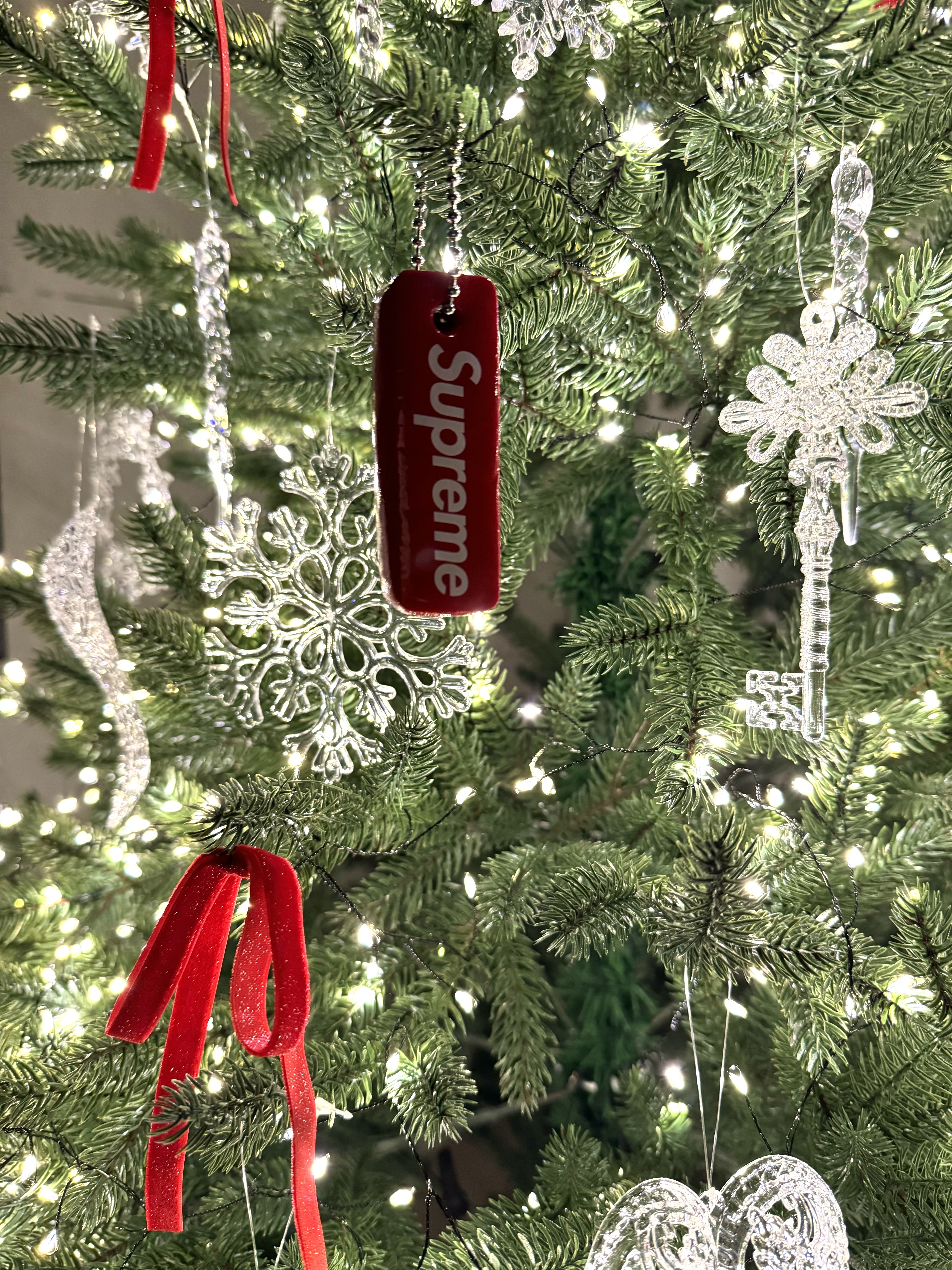 Supreme Floating Keychain Red - 23FW 착용 스타일 - 2