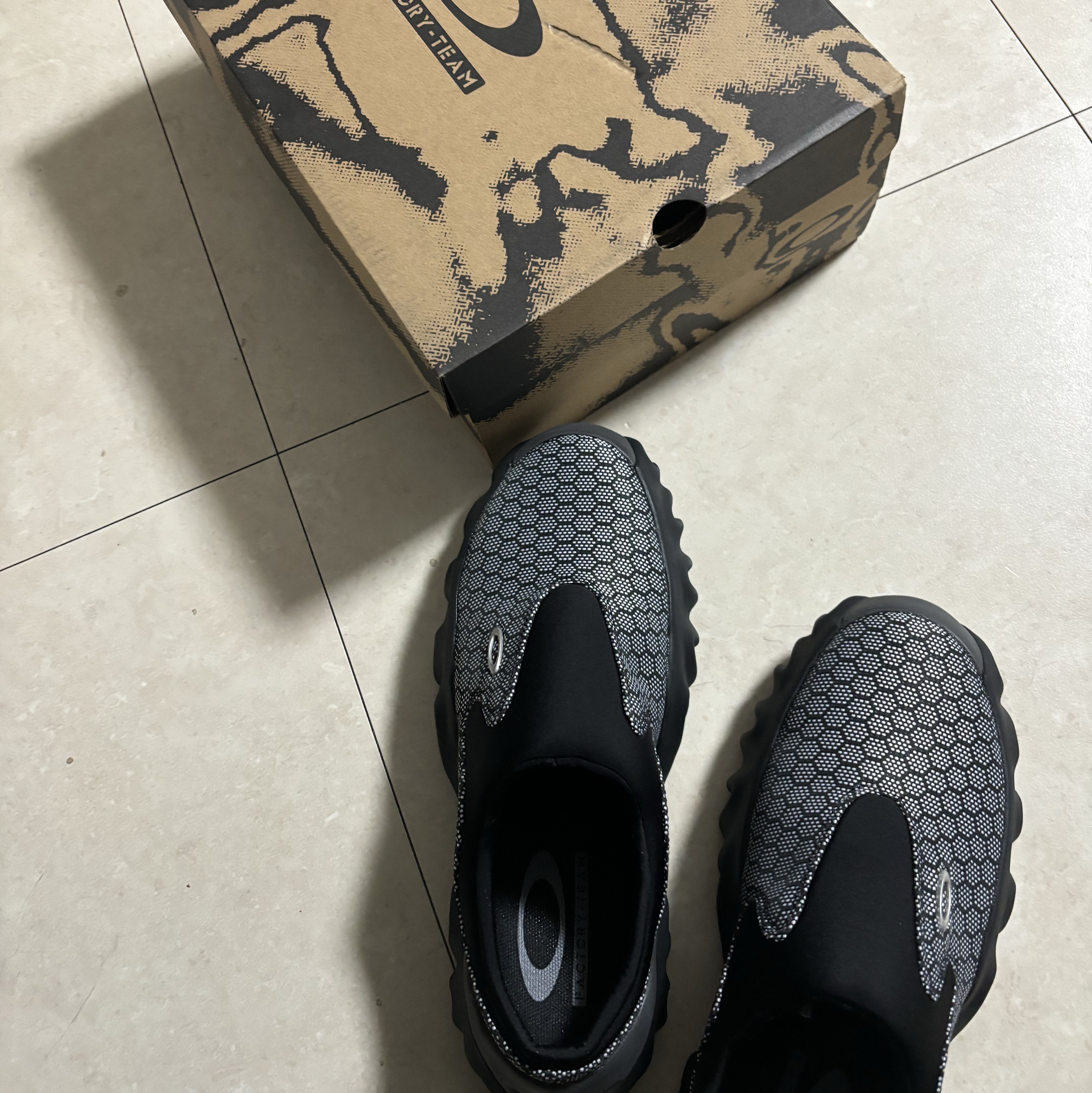 Oakley Factory Team x Brain Dead Chop Saw Mule Honeycomb Black 착용 스타일