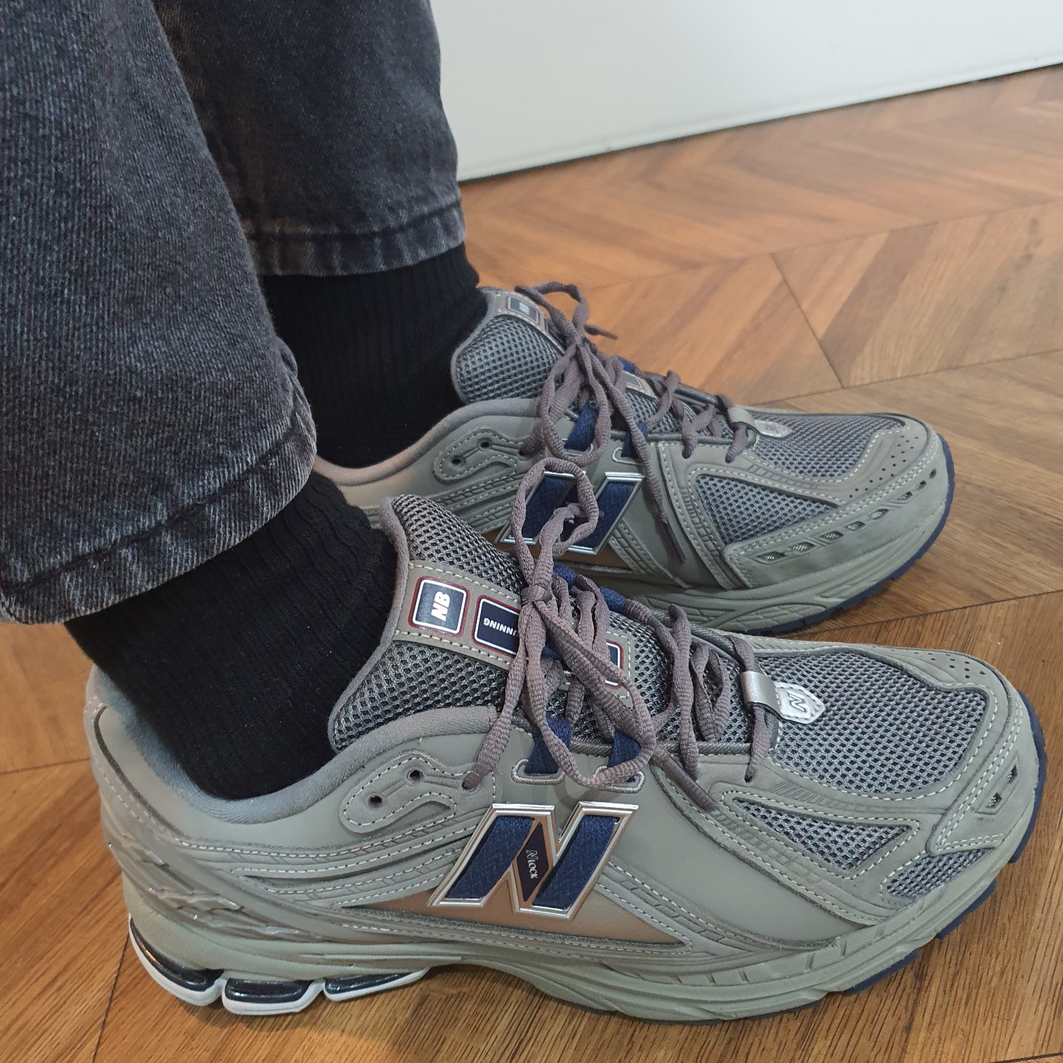 New Balance 1906R Charcoal Grey 착용 스타일 - 3