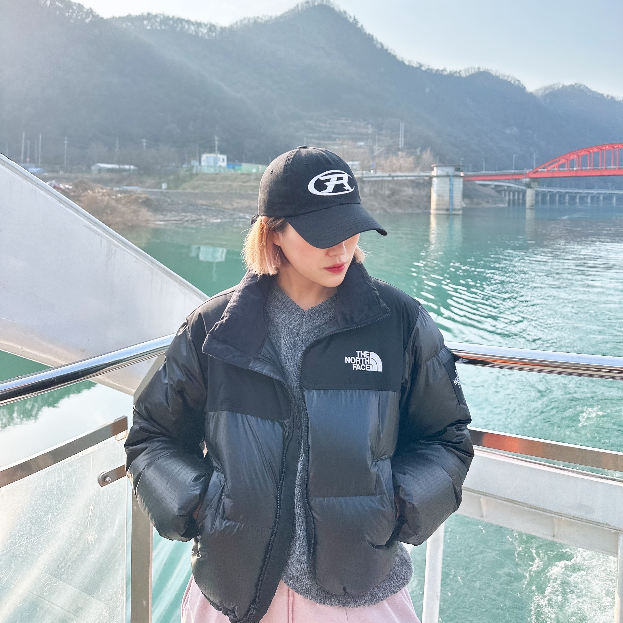 (W) The North Face White Label Novelty Nuptse Down Jacket Black 착용 스타일 - 4